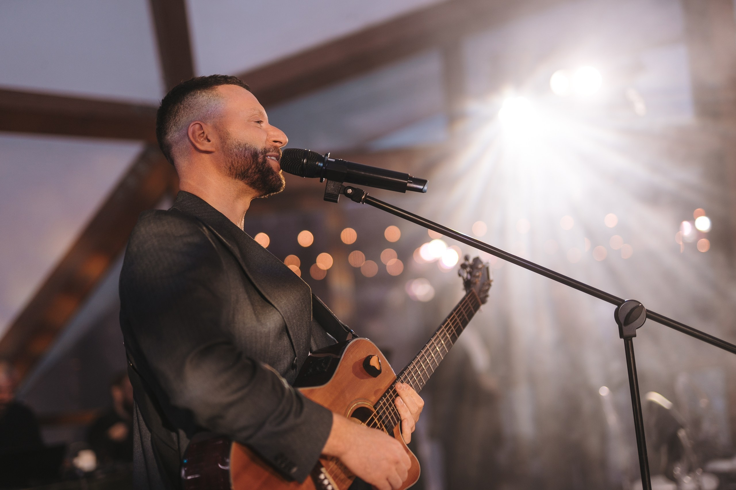 Свадебная съёмка в Уфе 11 июня 2025 года: сборы в загородном доме, выездная регистрация и банкет на площадке «Хотим Едим», ведущий Андрей