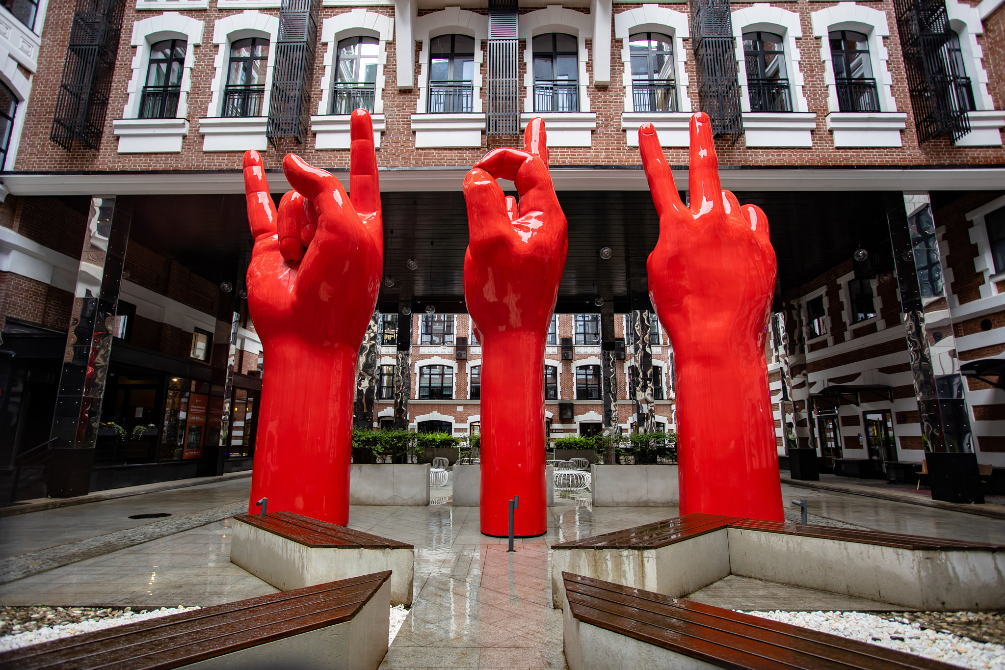 Скульптура "Язык жестов" на Басманной