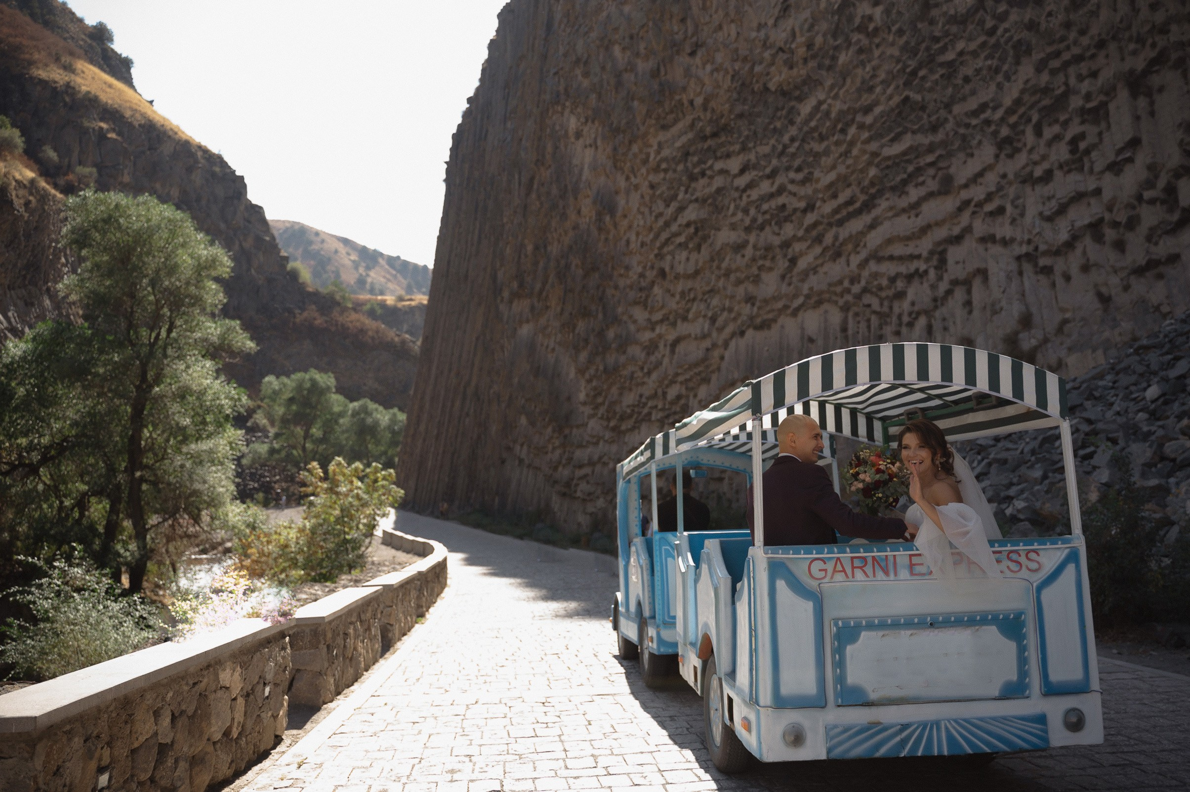 Трогательная свадебная вечеринка в горах Армении. Афина Ефимова. Свадебный фотограф Москва