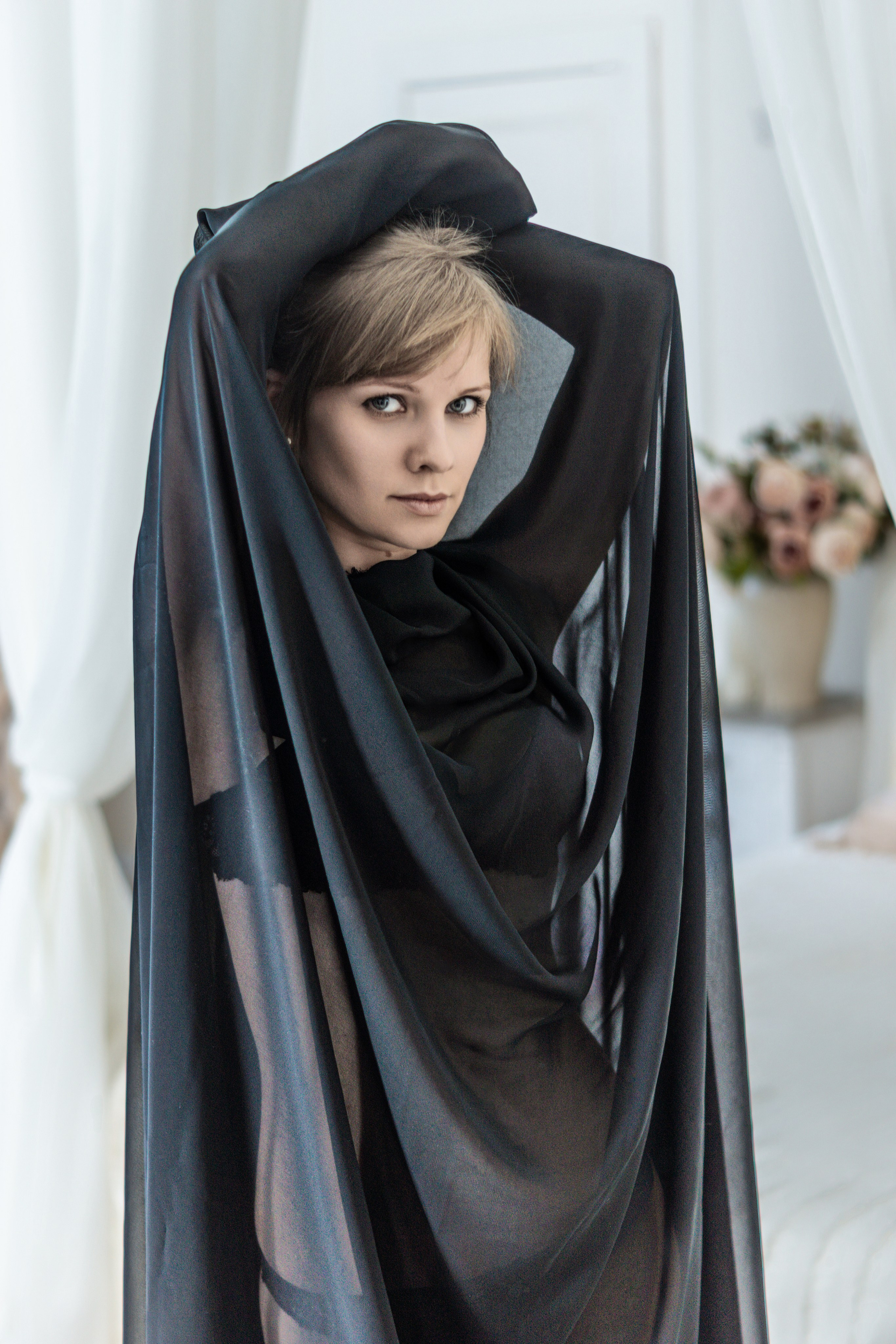 Девушка в чёрной прозрачной ткани