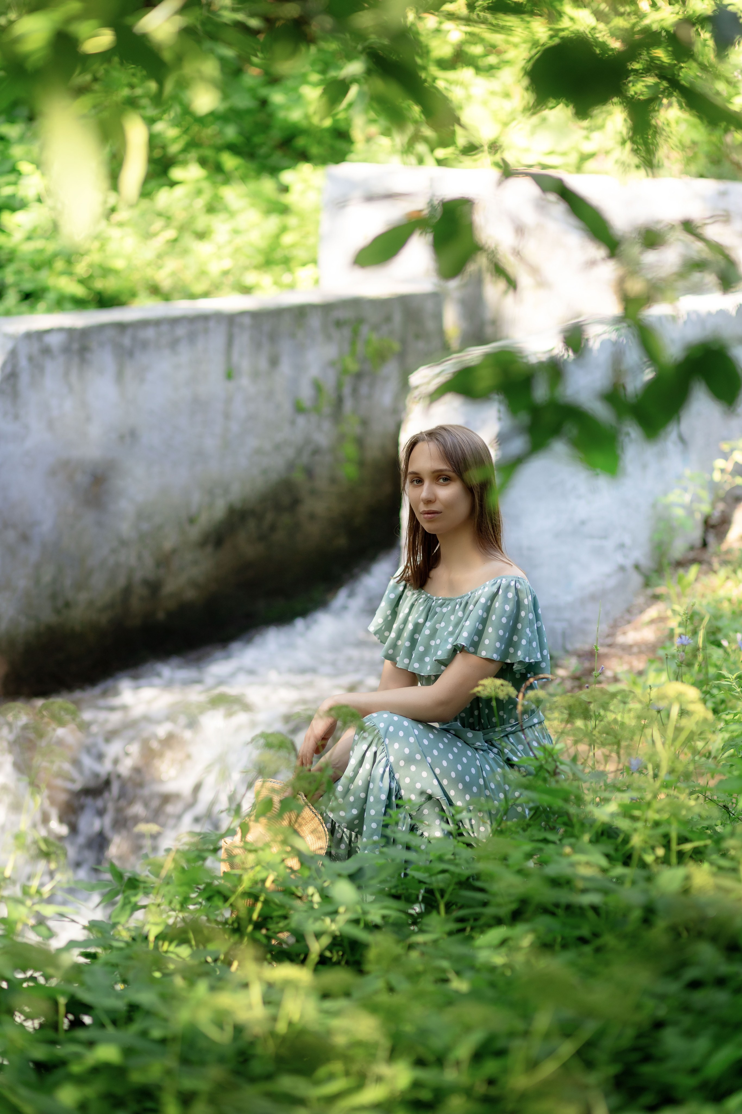 Женская фотосессия в летнем парке. Девушка в платье в горошек в парке Борисовские пруды летом