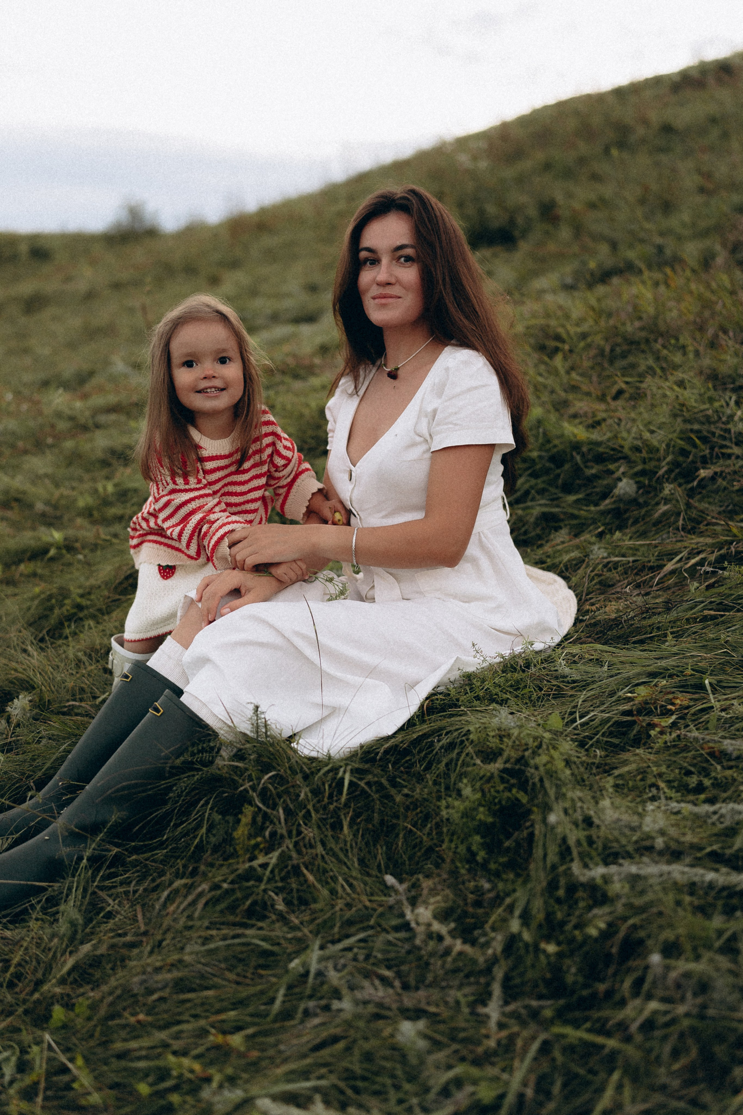 Мама с дочкой. Локация: холмы на закате. Семейный и домашний фотограф в Уфе Ирина Гарасюта