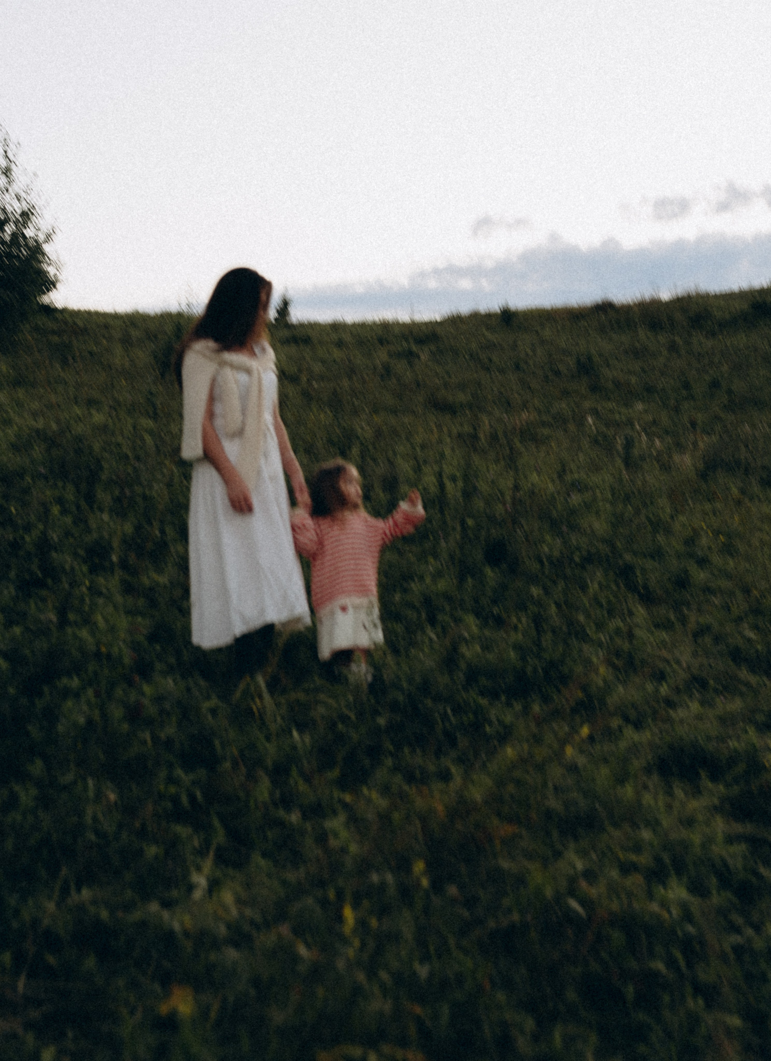 Мама с дочкой. Локация: холмы на закате. Семейный и домашний фотограф в Уфе Ирина Гарасюта
