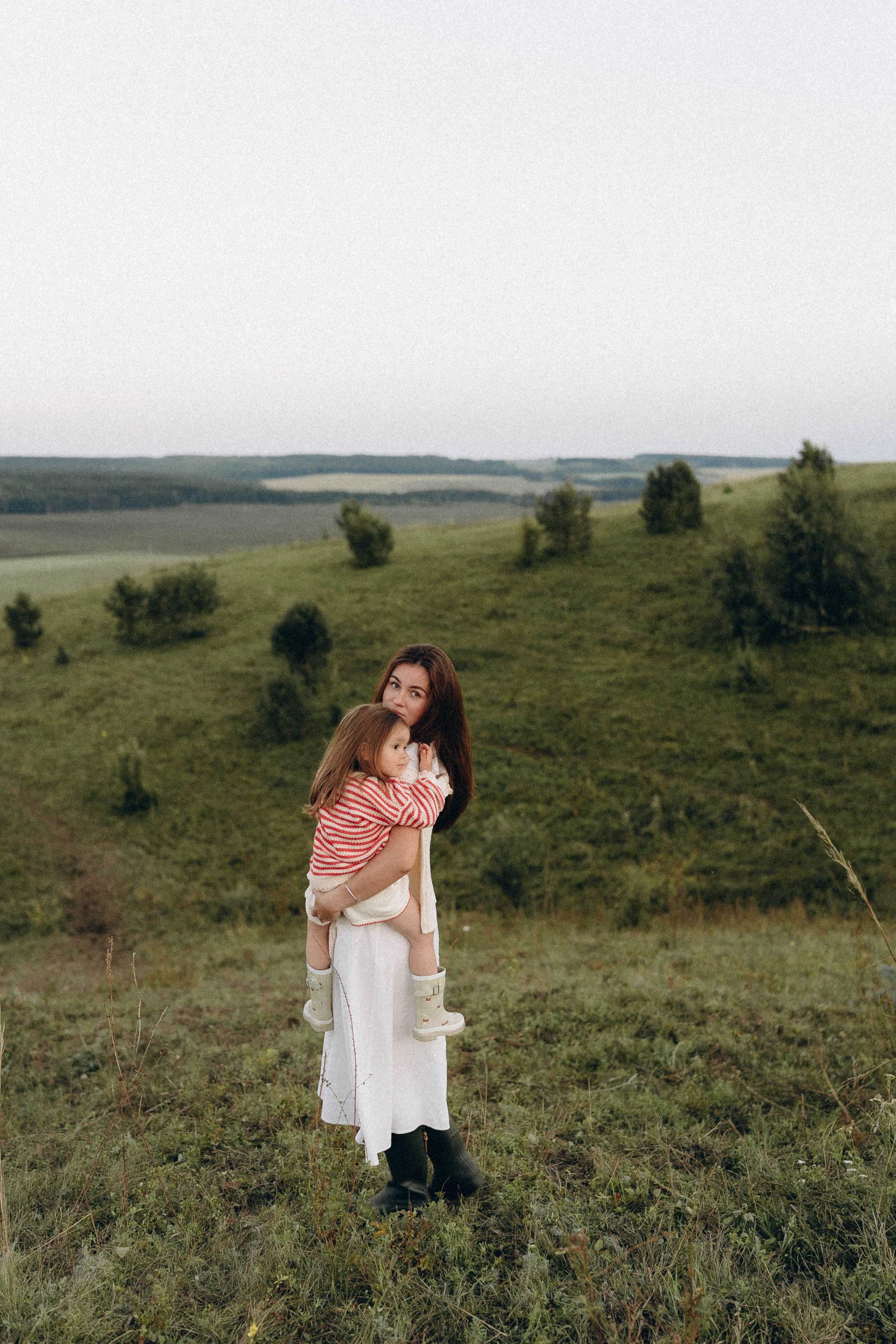 Мама с дочкой. Локация: холмы на закате. Семейный и домашний фотограф в Уфе Ирина Гарасюта