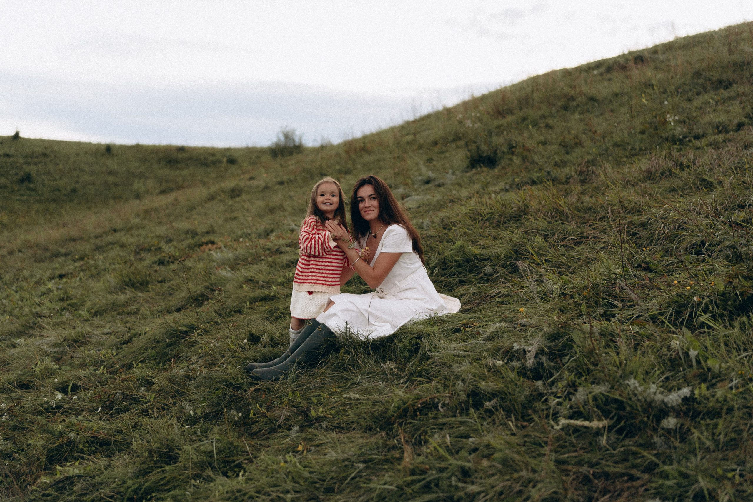 Мама с дочкой. Локация: холмы на закате. Семейный и домашний фотограф в Уфе Ирина Гарасюта