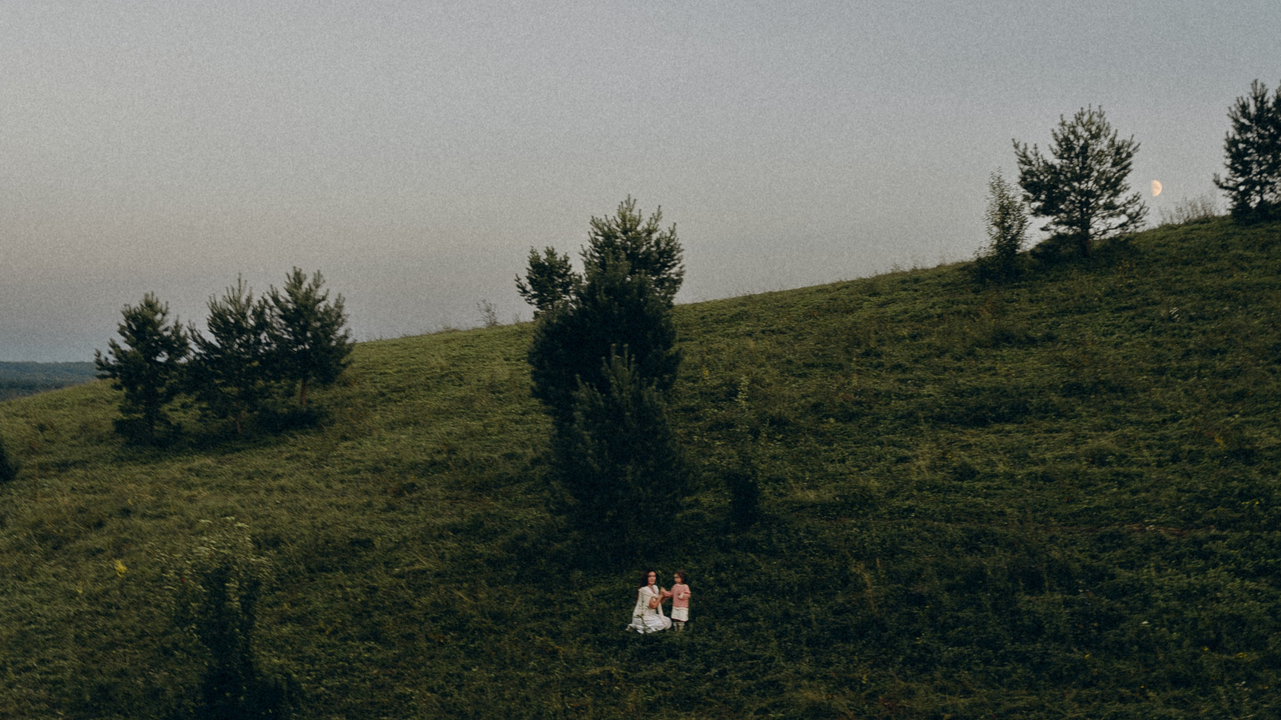 Мама с дочкой. Локация: холмы на закате. Семейный и домашний фотограф в Уфе Ирина Гарасюта
