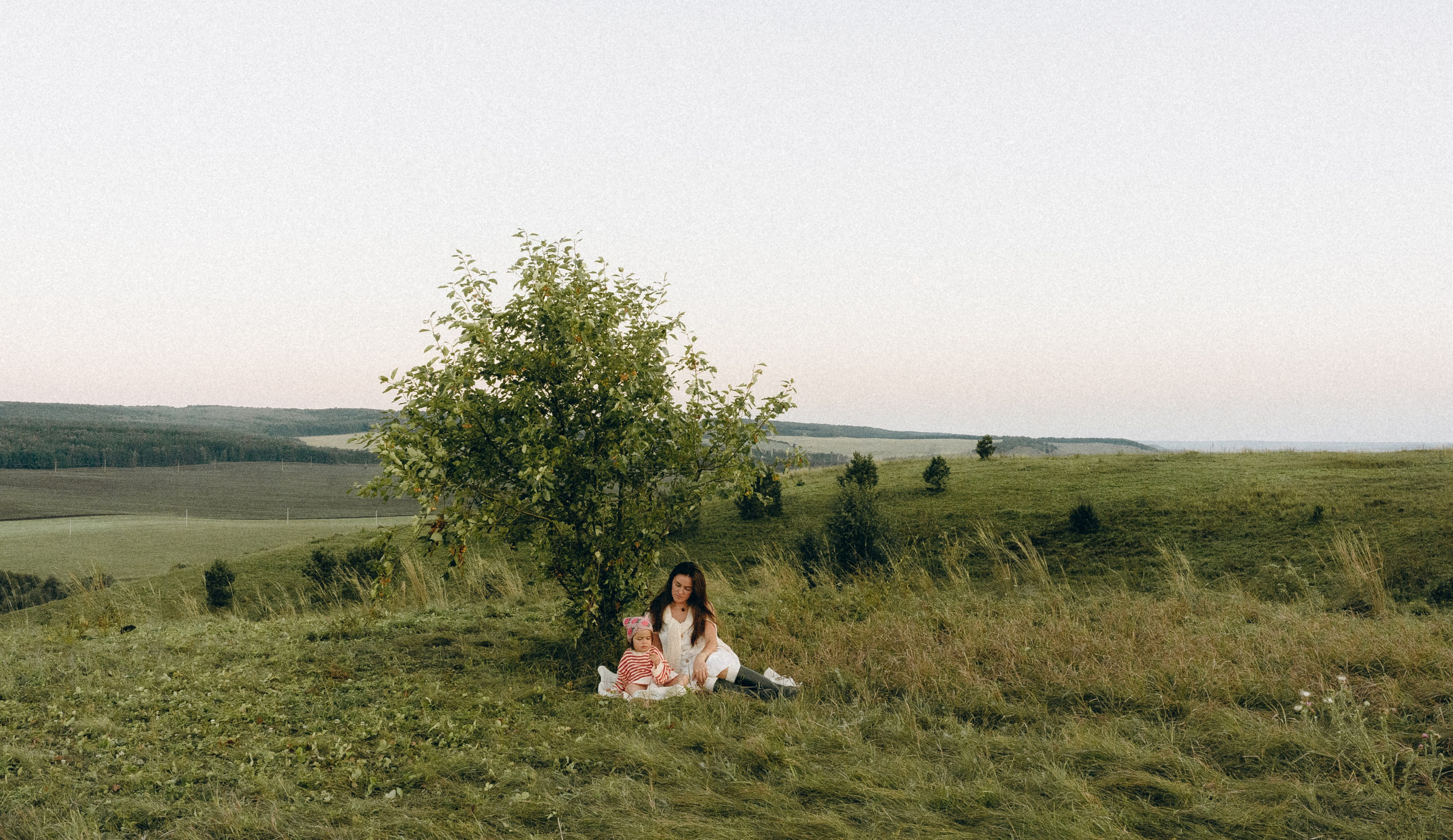 Мама с дочкой. Локация: холмы на закате. Семейный и домашний фотограф в Уфе Ирина Гарасюта