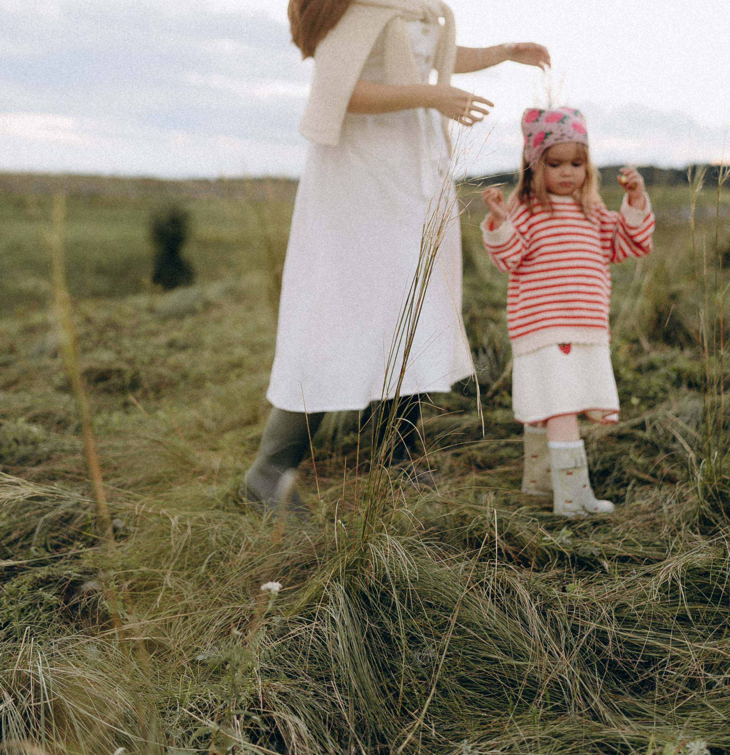 Мама с дочкой. Локация: холмы на закате. Семейный и домашний фотограф в Уфе Ирина Гарасюта
