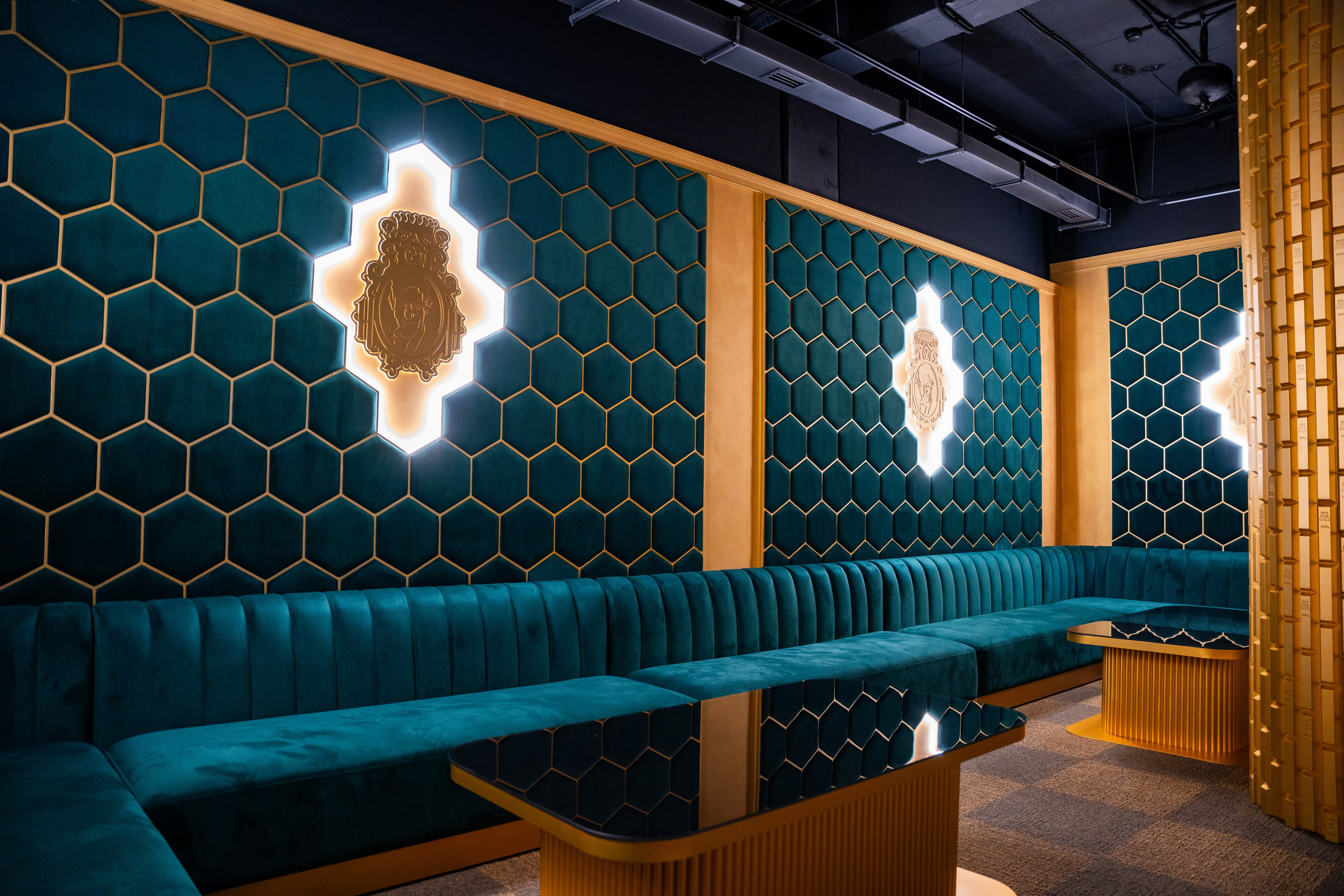 Фотосъемка интерьера стриптиз-клуба Hefner — элитный клуб Краснодара. Интерьерная фотосъемка клуба Hefner в Краснодаре — профессионально. Шедевры для Вас! Фотограф и Видеограф в Краснодаре Пахиев Руслан