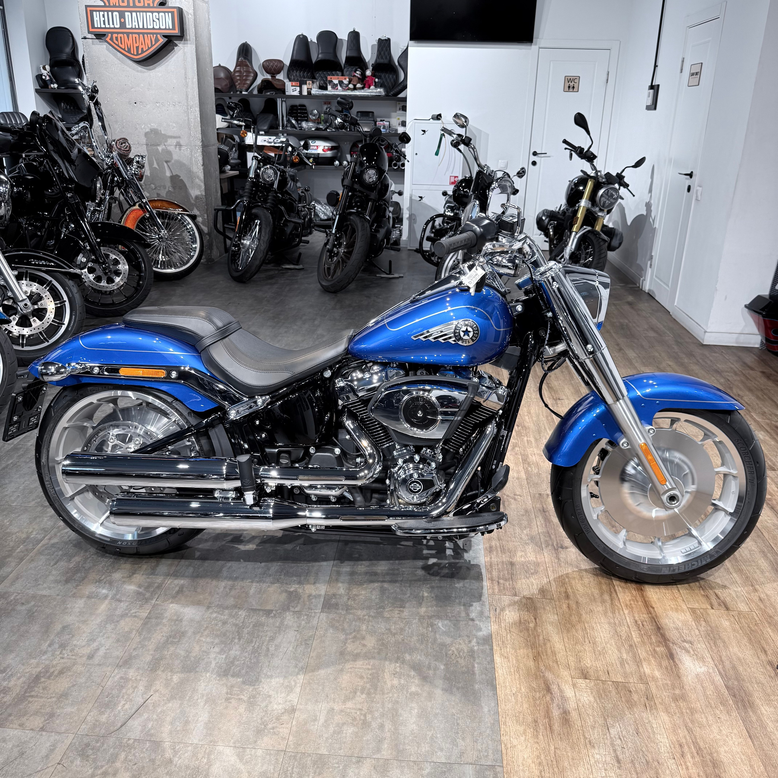NEW 2026 Fat Boy 117 Вluе Вurst. Hello Davidson, Москва. Только хорошие мотоциклы…