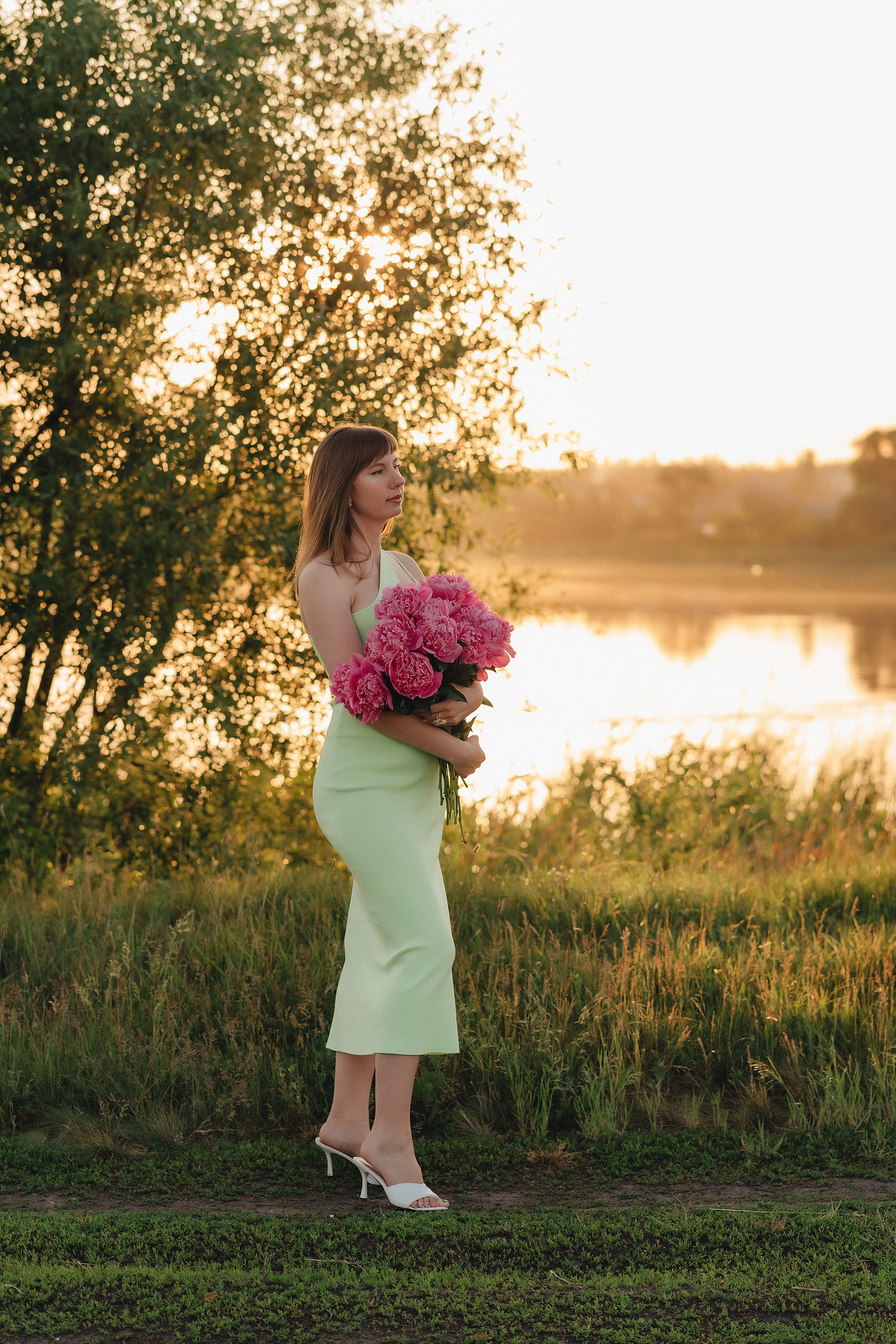 Анастасия | Съемка на закате с букетом пионов. Фотограф Карина Шмулёва. Воронеж и область