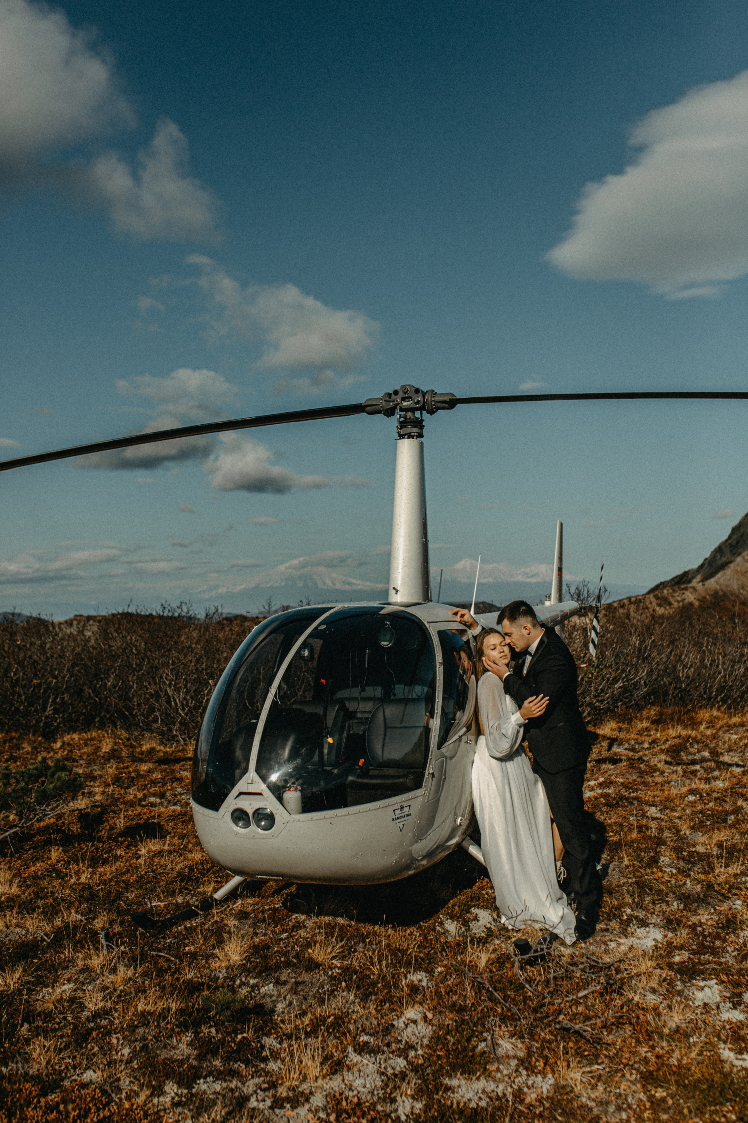 Вертолетный полет Бухта Жировая. Свадебное фото и видео на Камчатке. Туристические маршруты