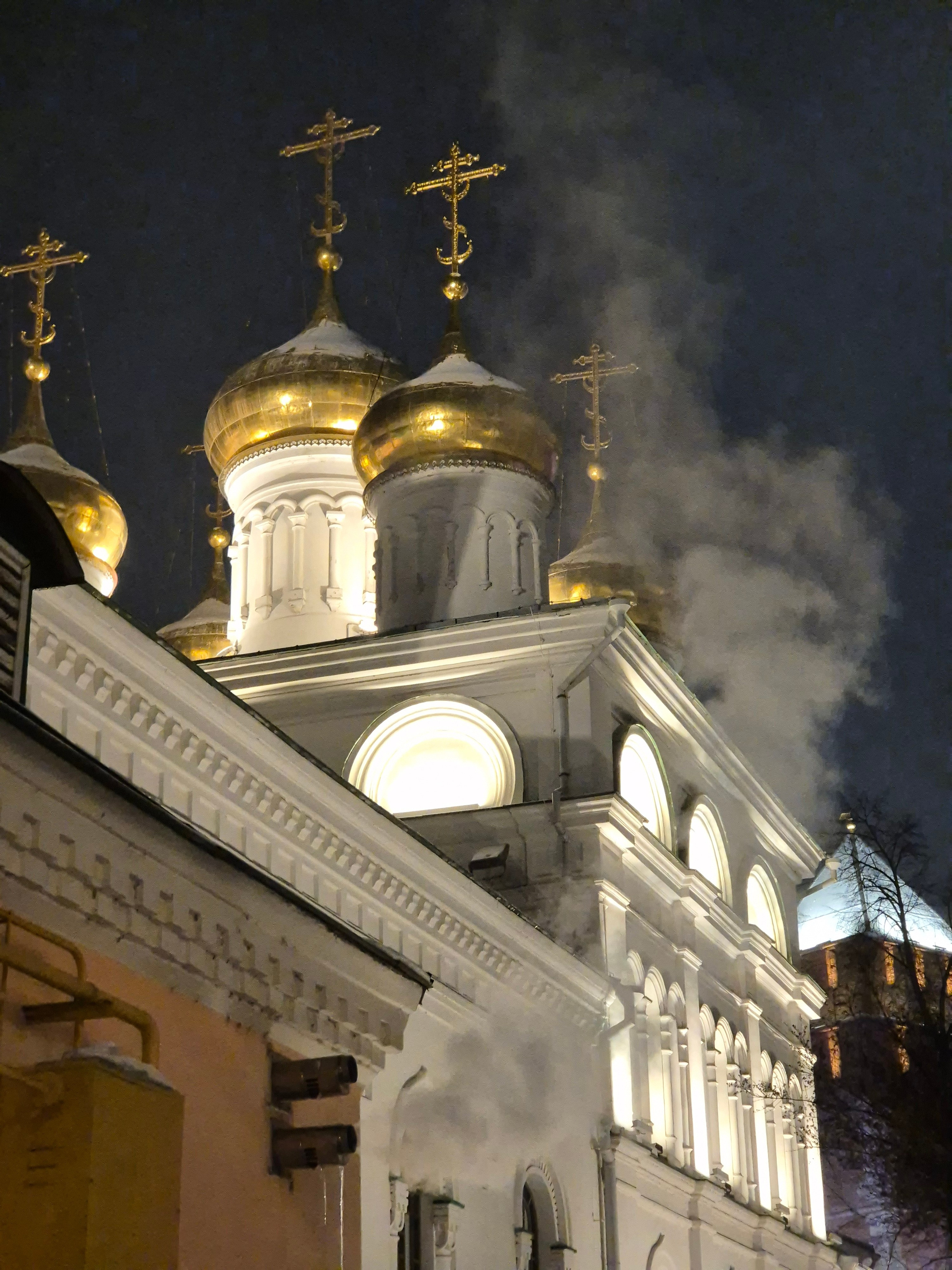 Церковь рождества Иоанна Предтечи. По легенде с паперти этого храма (тогда еще деревянного) в 1612 году Кузьма Минин воззвал нижегородцев к освобождению Москвы от польской интервенции