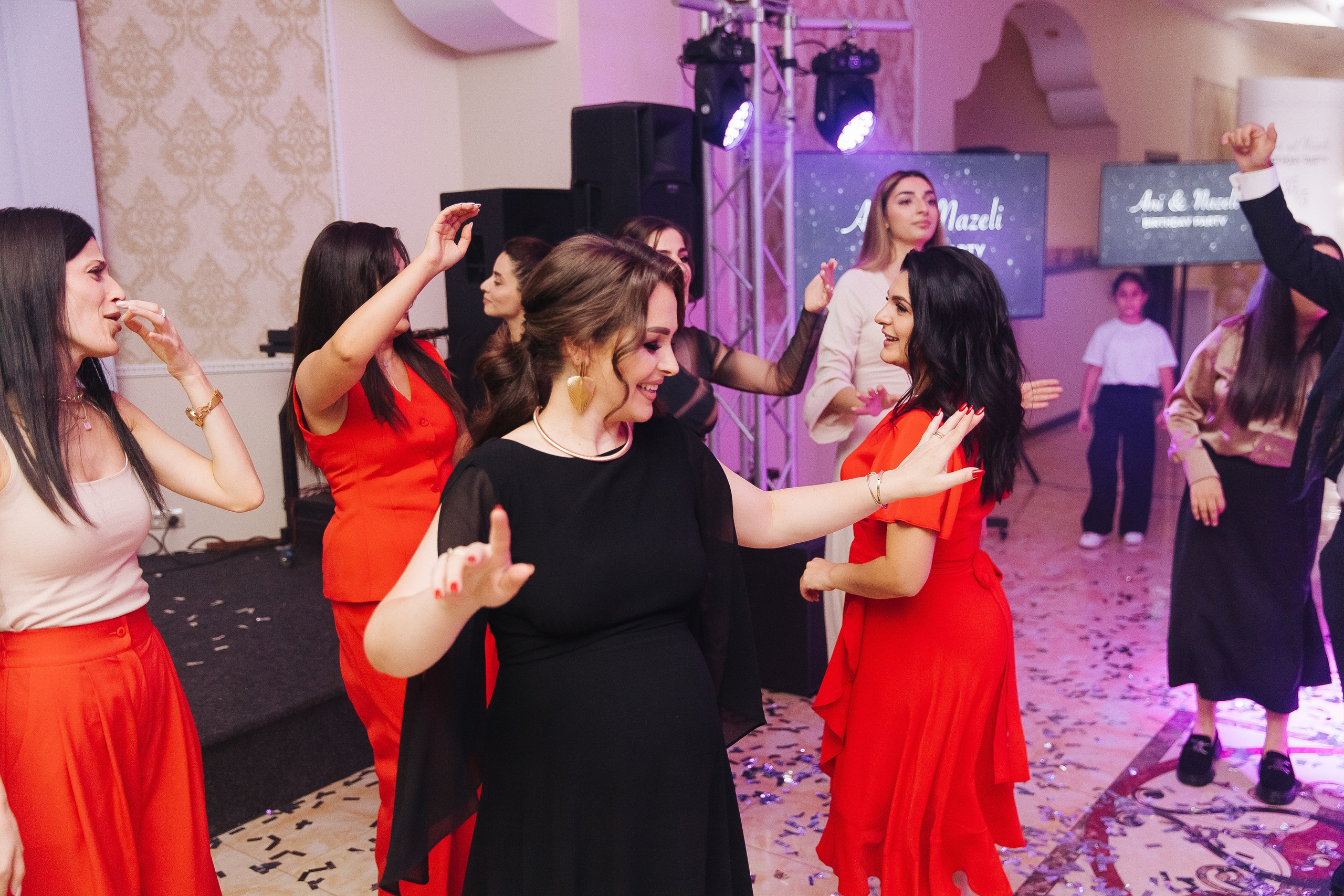 Ани и Назели. 35&5 День рождения, «Янтарь». Фотограф в Красноярске Надежда Воскресенская