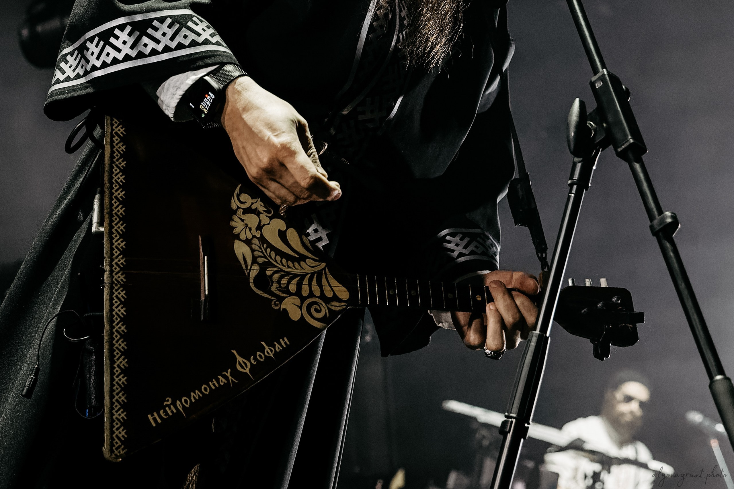 Нейромонах Феофан с балалайкой