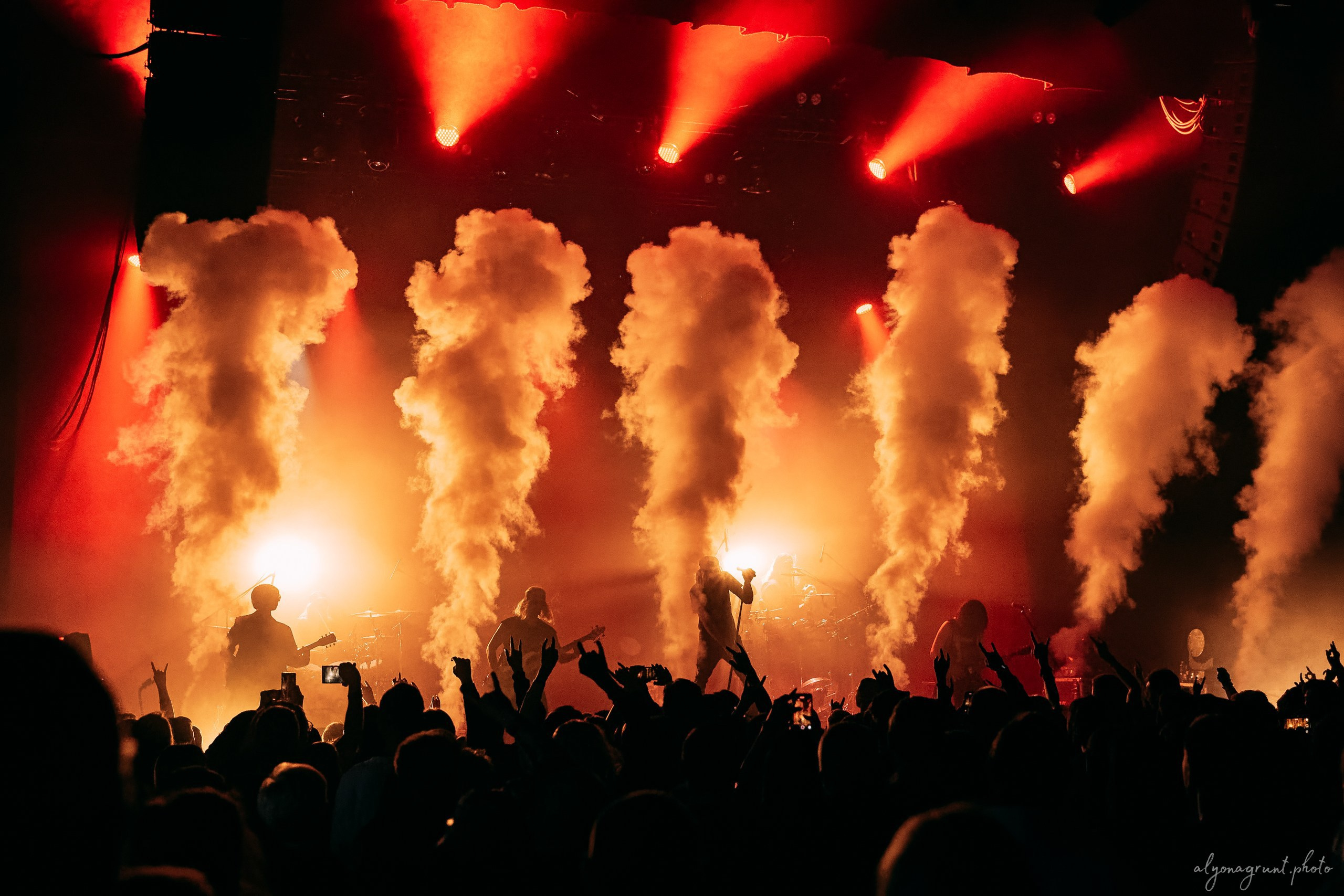 Багровый Фантомас, фоторепортаж, СПб, BASE, 14.12.2025. Алена Адрианова: фотограф в Санкт-Петербурге