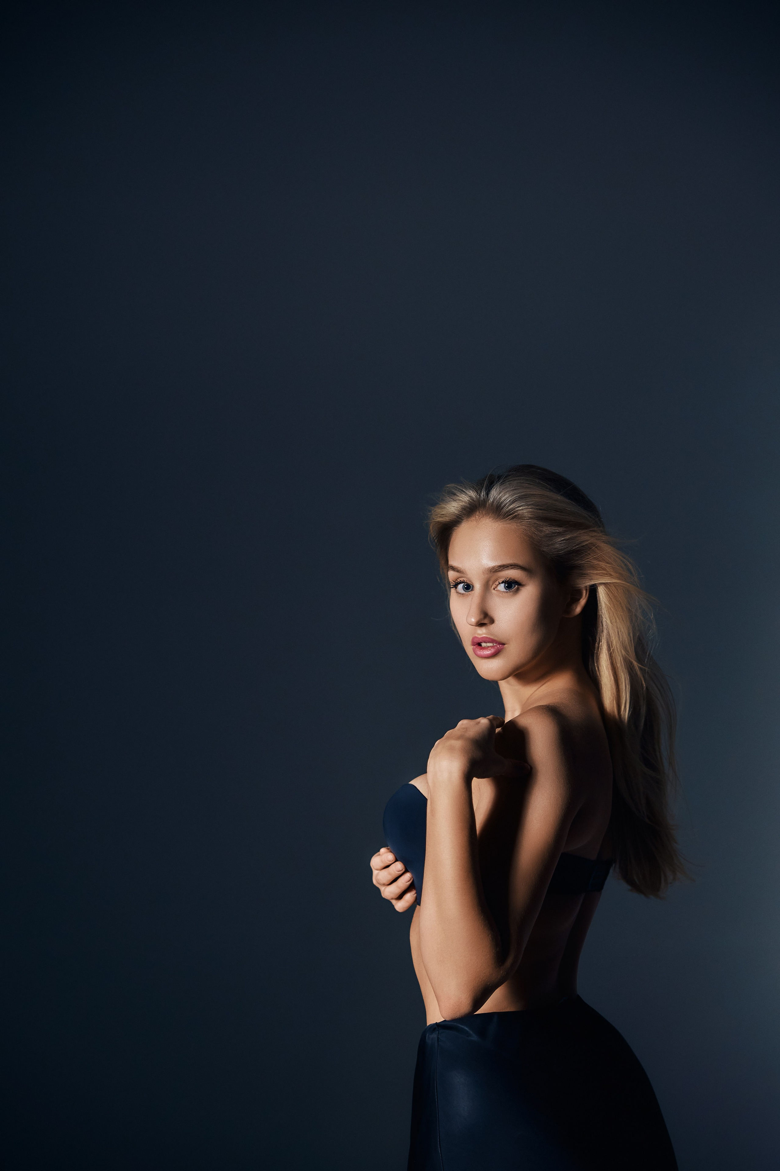 Фотосессия в стиле Vogue: трендовые образы с постоянным светом и атмосферой высокой моды. Валентина Похомова — профессиональный фотограф в Екатеринбурге
