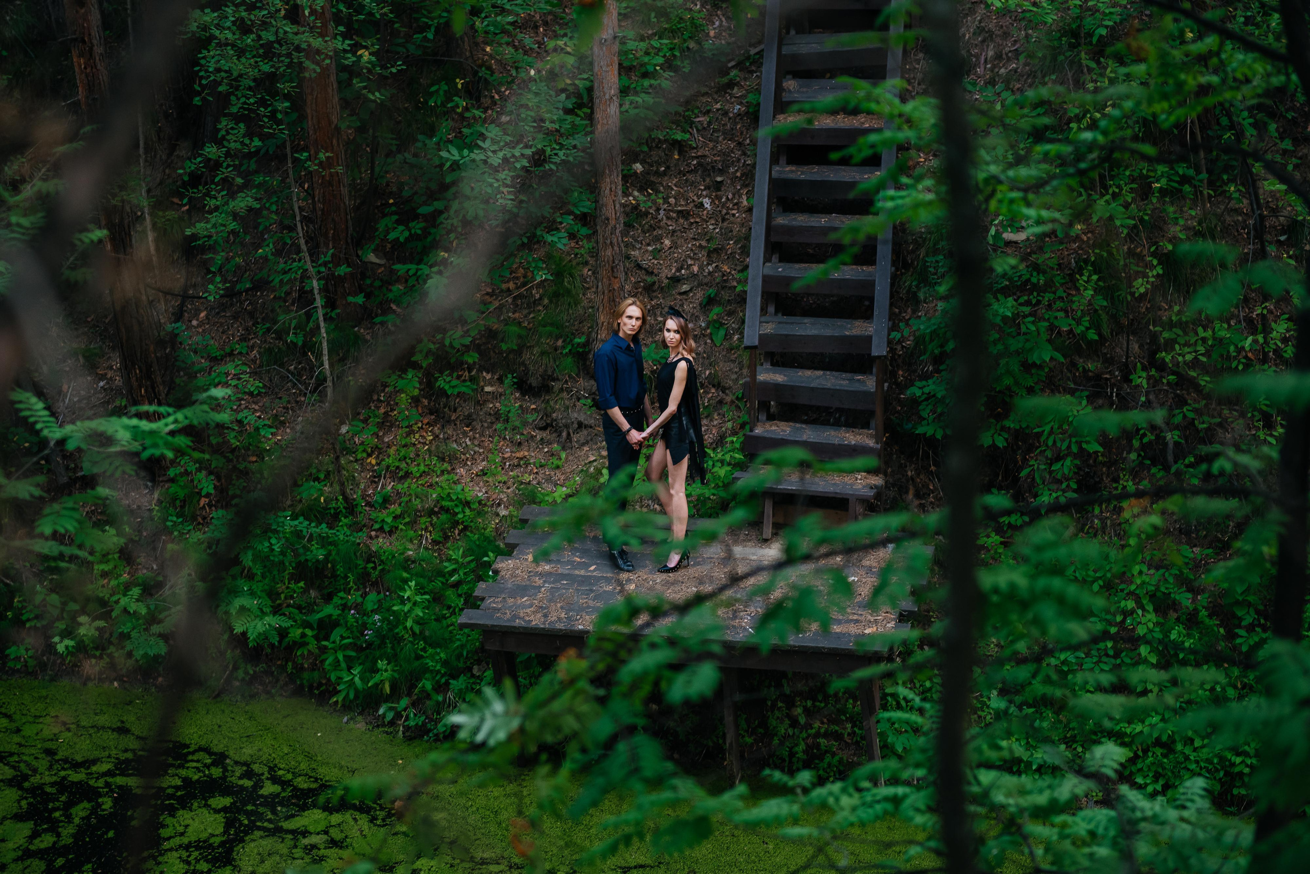 девушка в черной кожанной мини юбке и парень в рубашке на мосту, фото в листве, фотосессия в лесу, фотосессия на природе