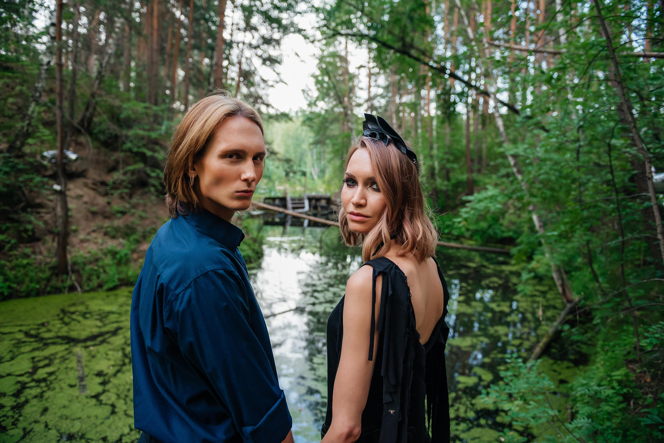 девушка в черной кожанной мини юбке и парень в рубашке у реки с кувшинками, фотосессия в лесу, фотосессия на природе