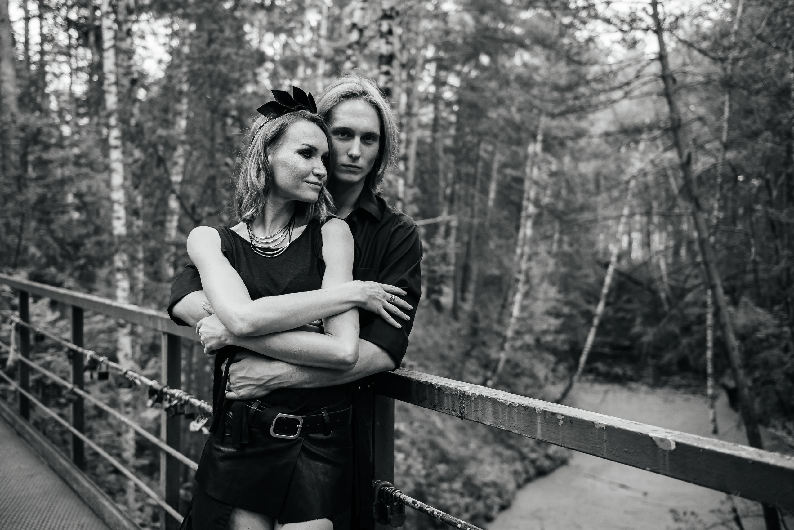 девушка в черной кожанной мини юбке и парень в рубашке на мосту, фотосессия в лесу, фотосессия на природе