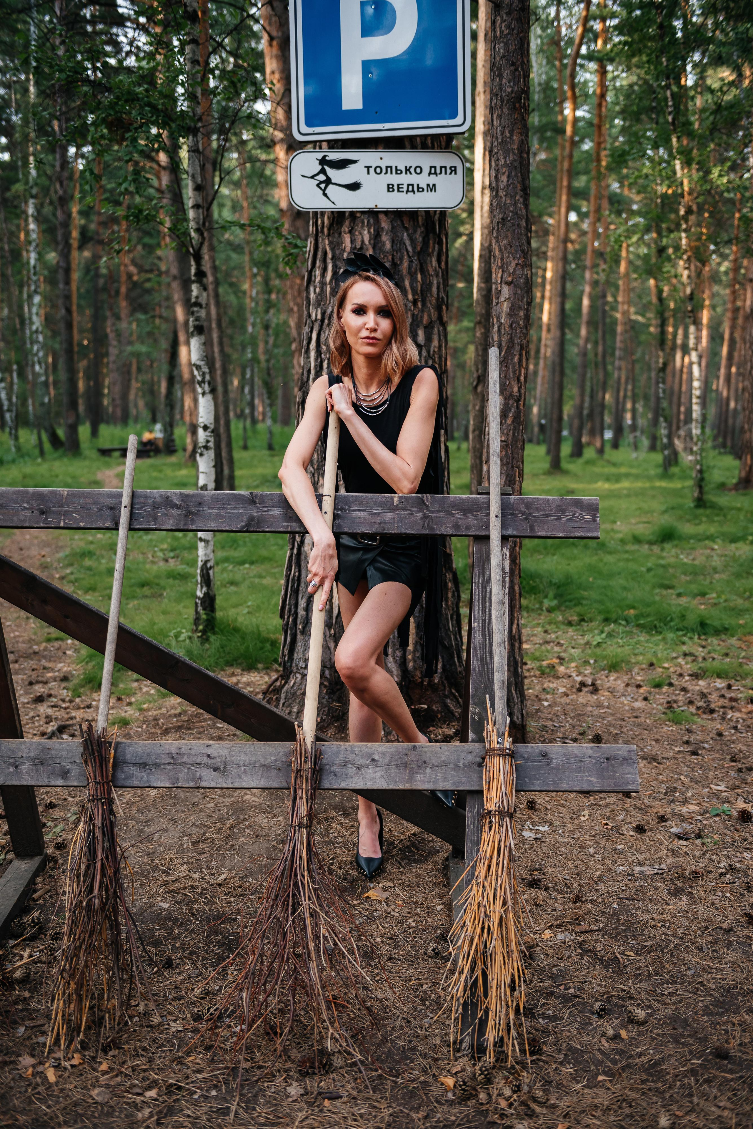 девушка в черной кожанной мини юбке с метлой, парковка ведьм, фотосессия в лесу, фотосессия на природе