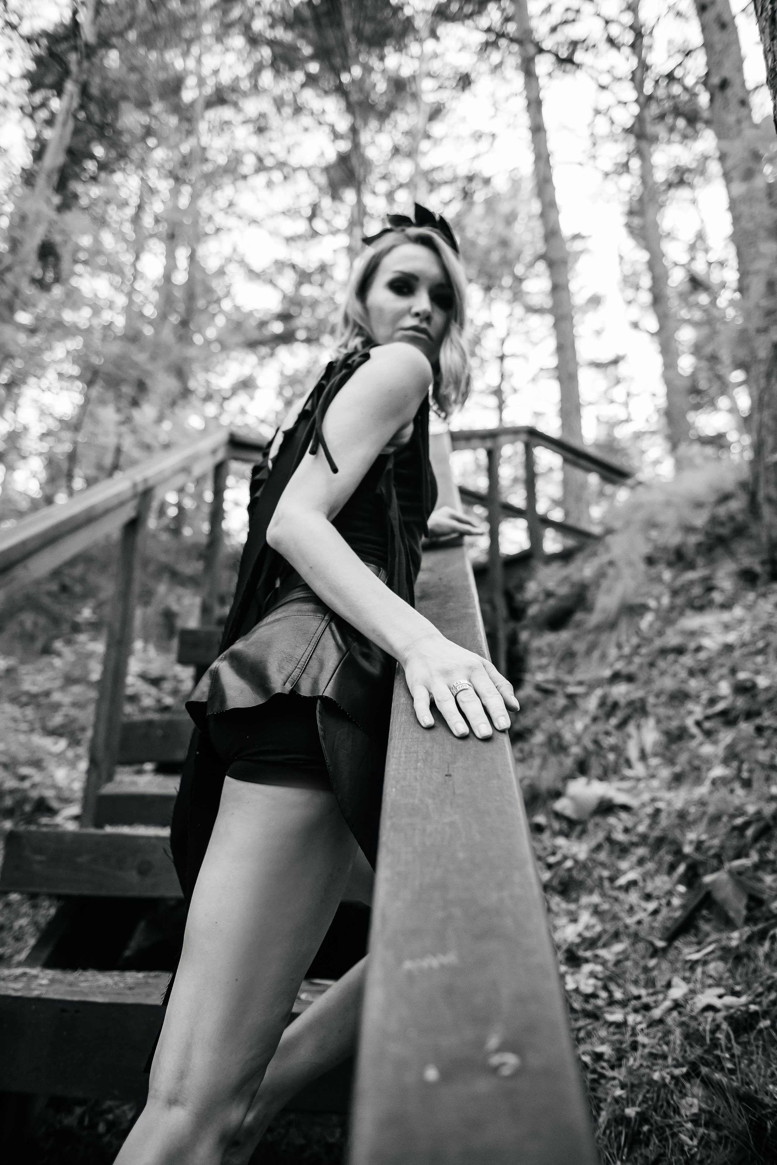 девушка в черной кожанной мини юбке на лестнице, фотосессия в лесу, фотосессия на природе