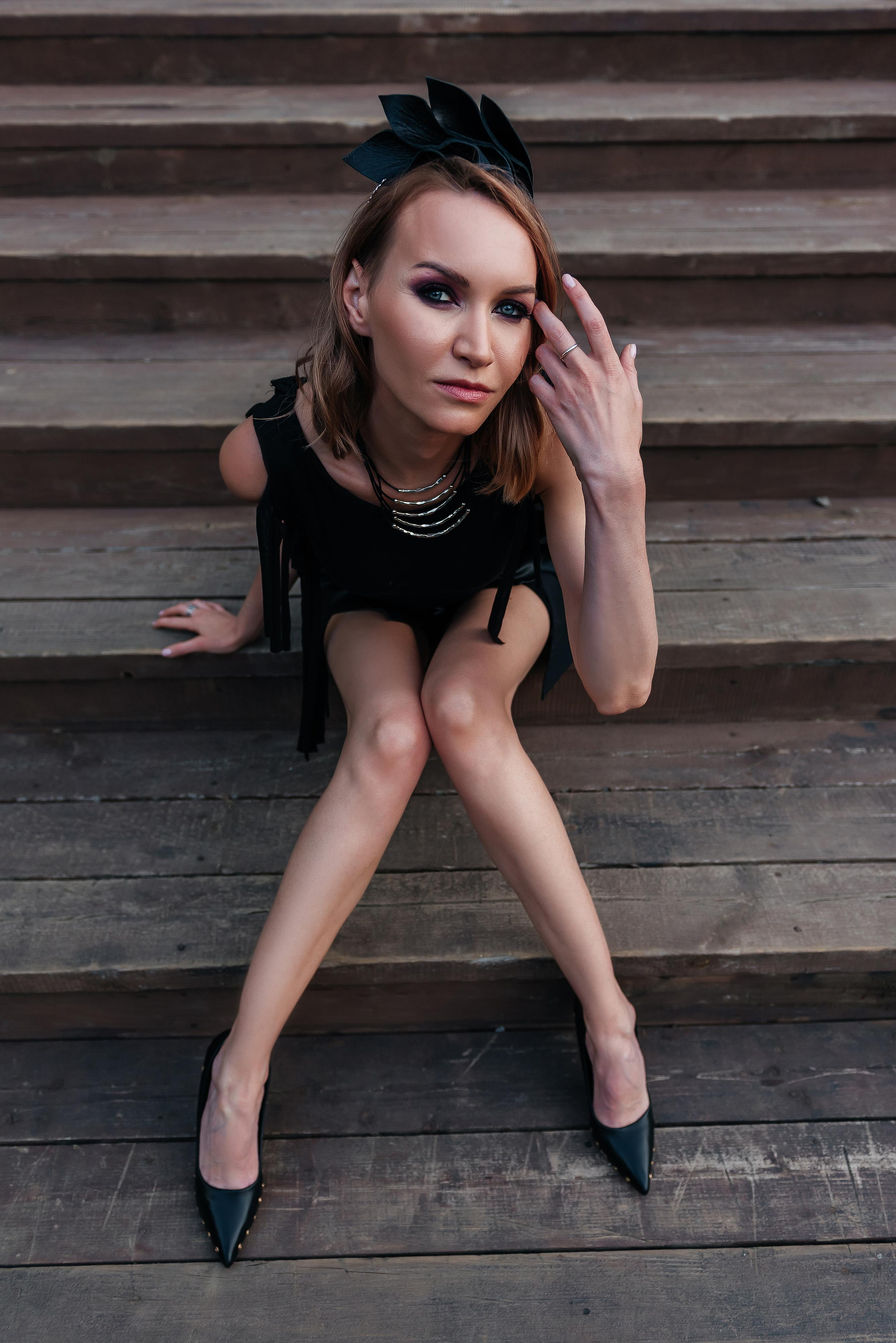 девушка в черной кожанной мини юбке сидит на ступенях, фотосессия в лесу, фотосессия на природе
