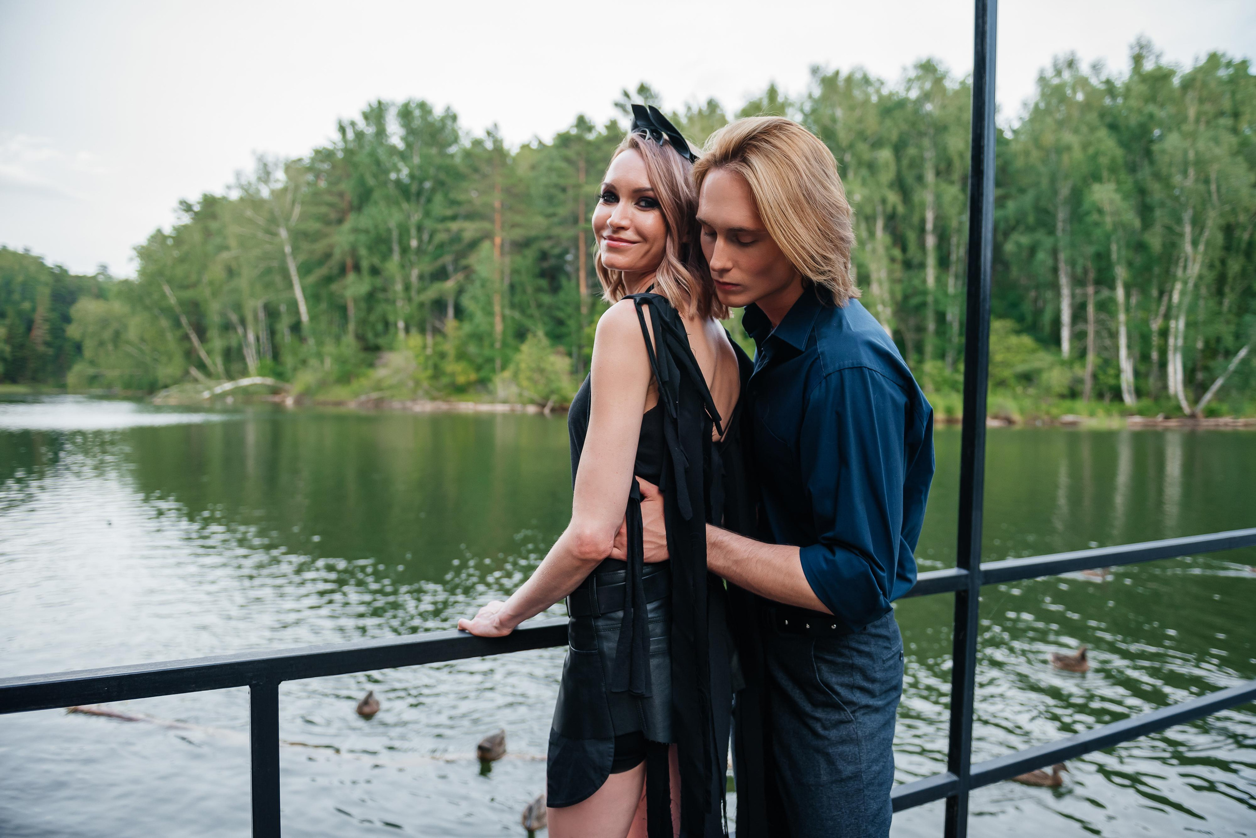 девушка в черной кожанной мини юбке и парень в рубашке на мосту у реки, фотосессия в лесу, фотосессия на природе