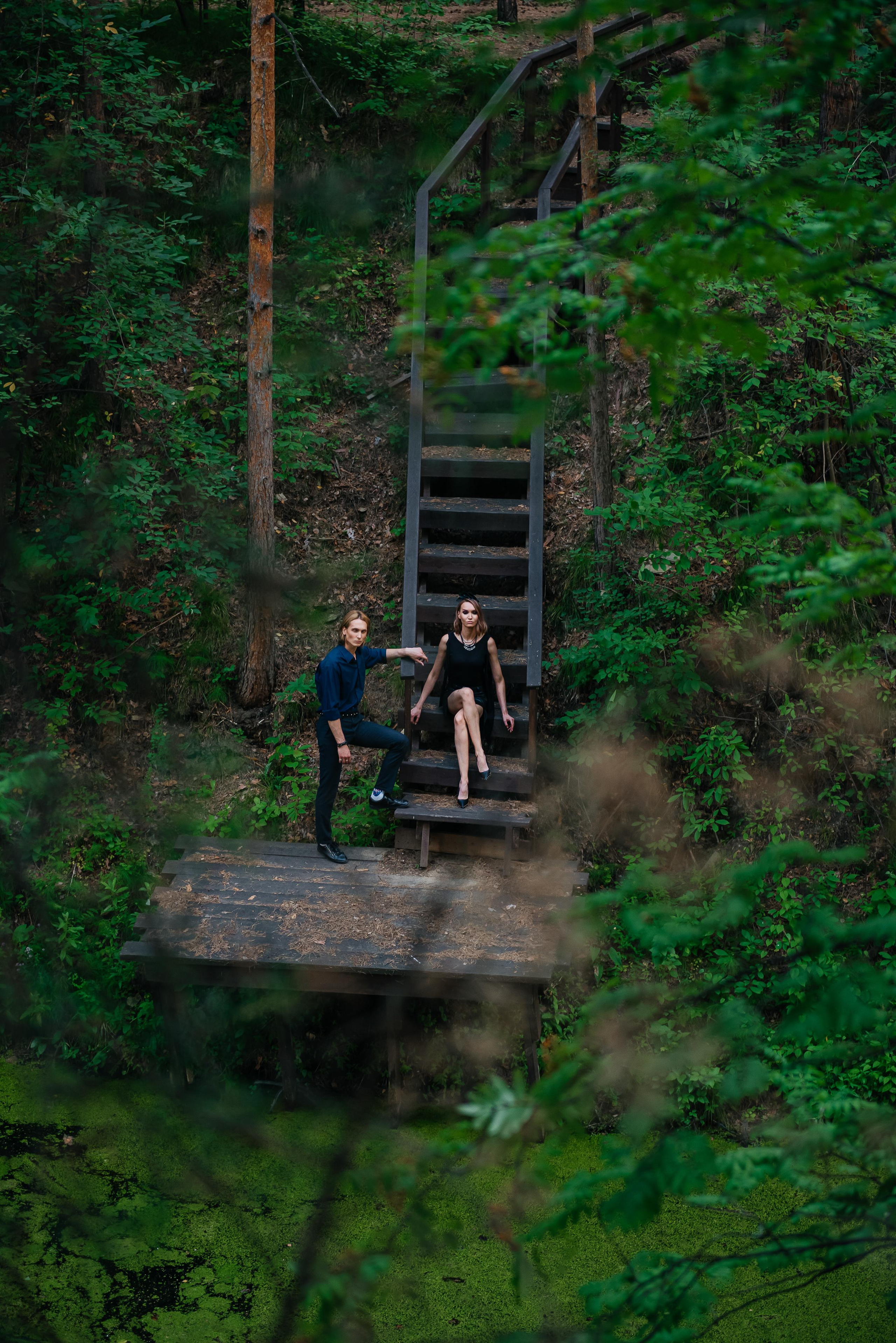 девушка в черной кожанной мини юбке и парень в рубашке на мосту, вокруг листва, фотосессия в лесу, фотосессия на природе