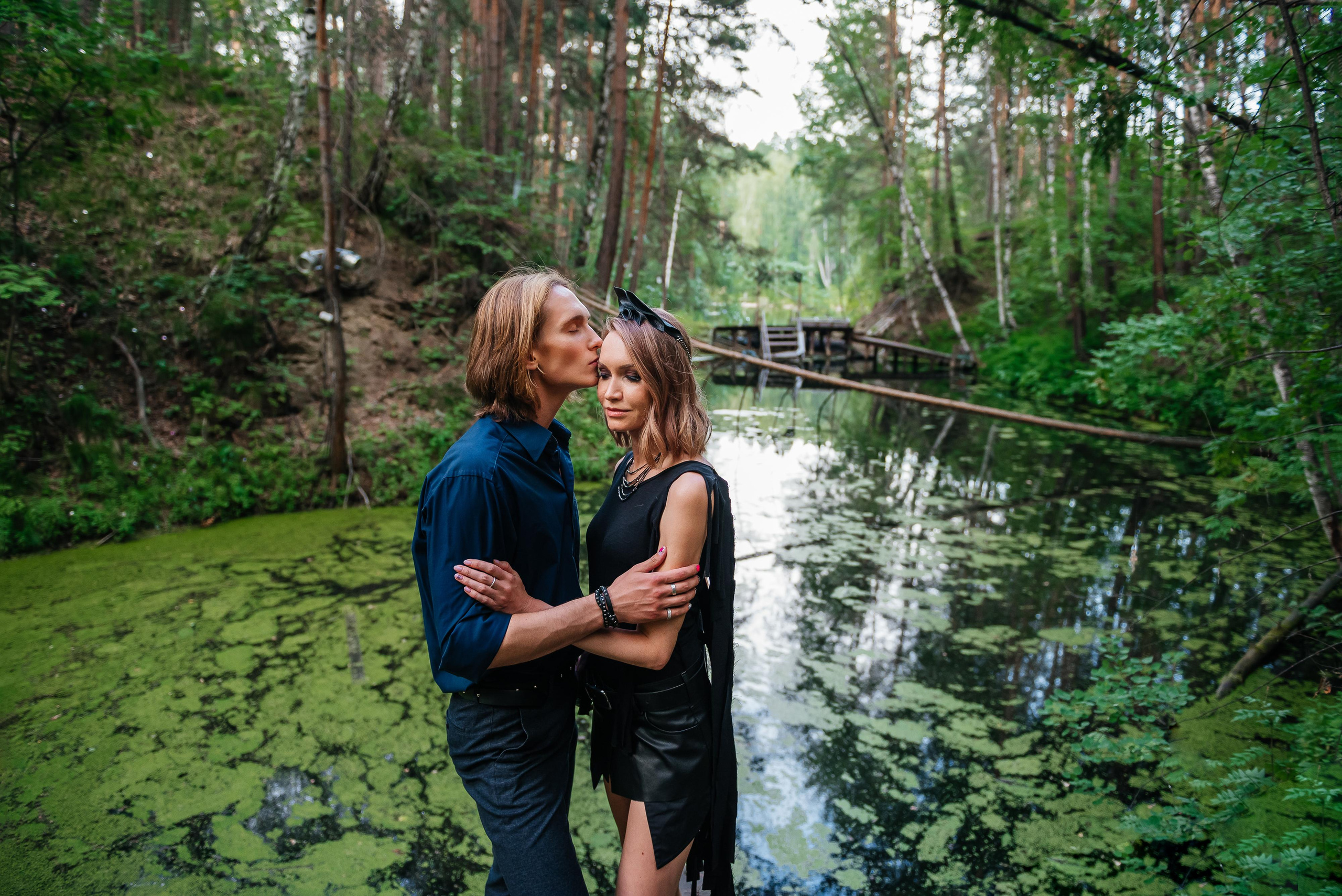 девушка в черной кожанной мини юбке и парень в рубашке у реки, вокруг кувшинки, фотосессия в лесу, фотосессия на природе