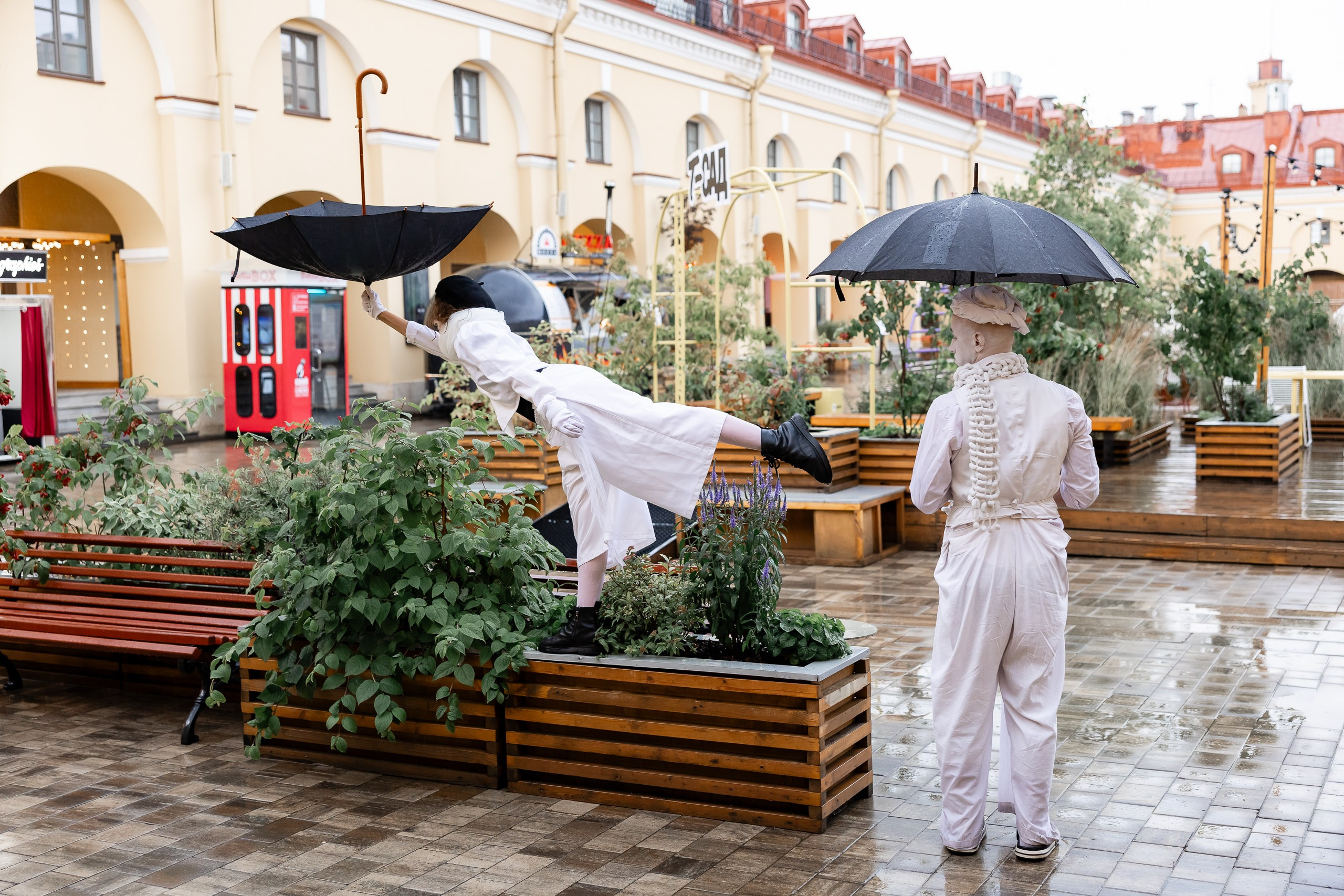 Артисты театра показывают сценку под дождем