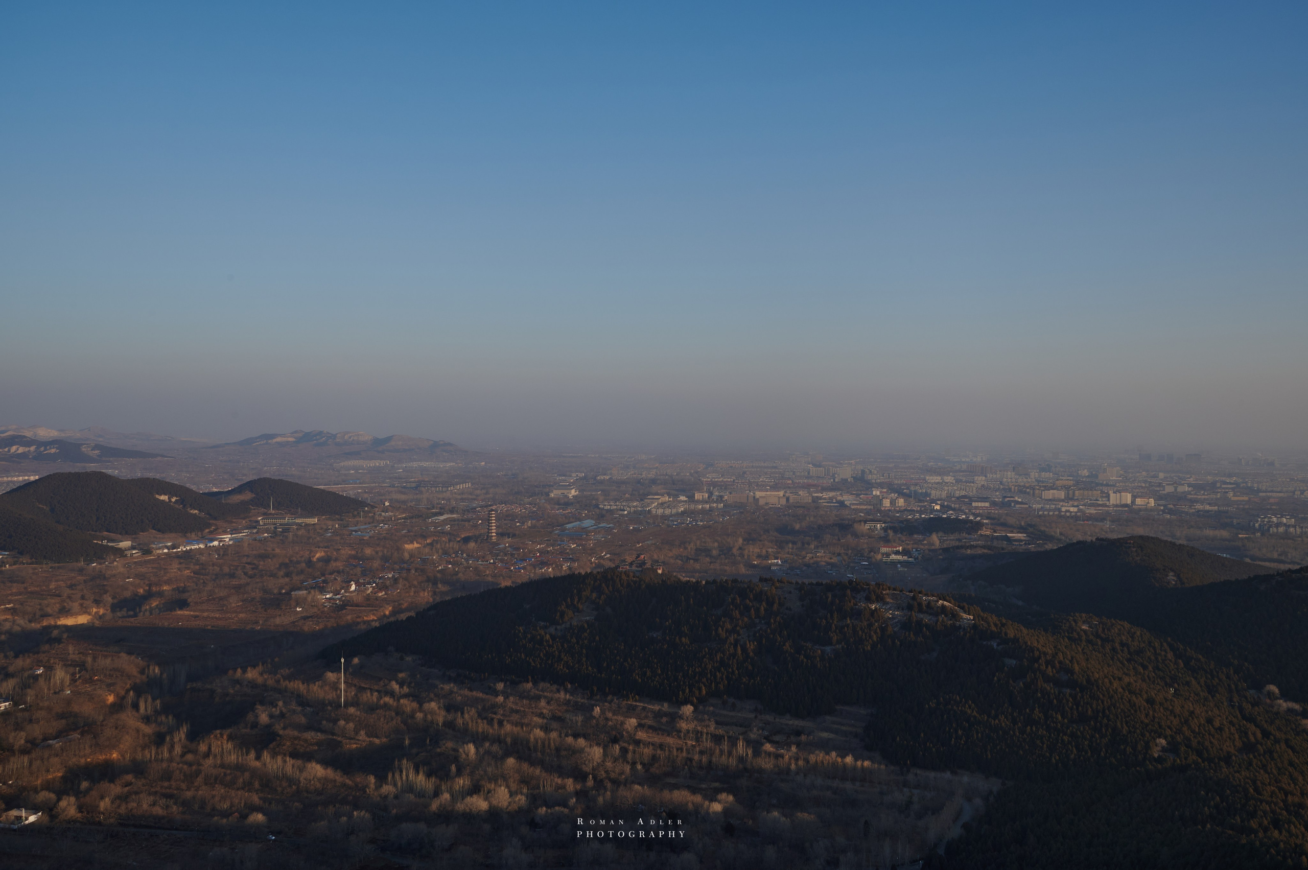 Рассвет на храмовой горе Юнмень. Цинчжоу. Фотограф Роман Адлер