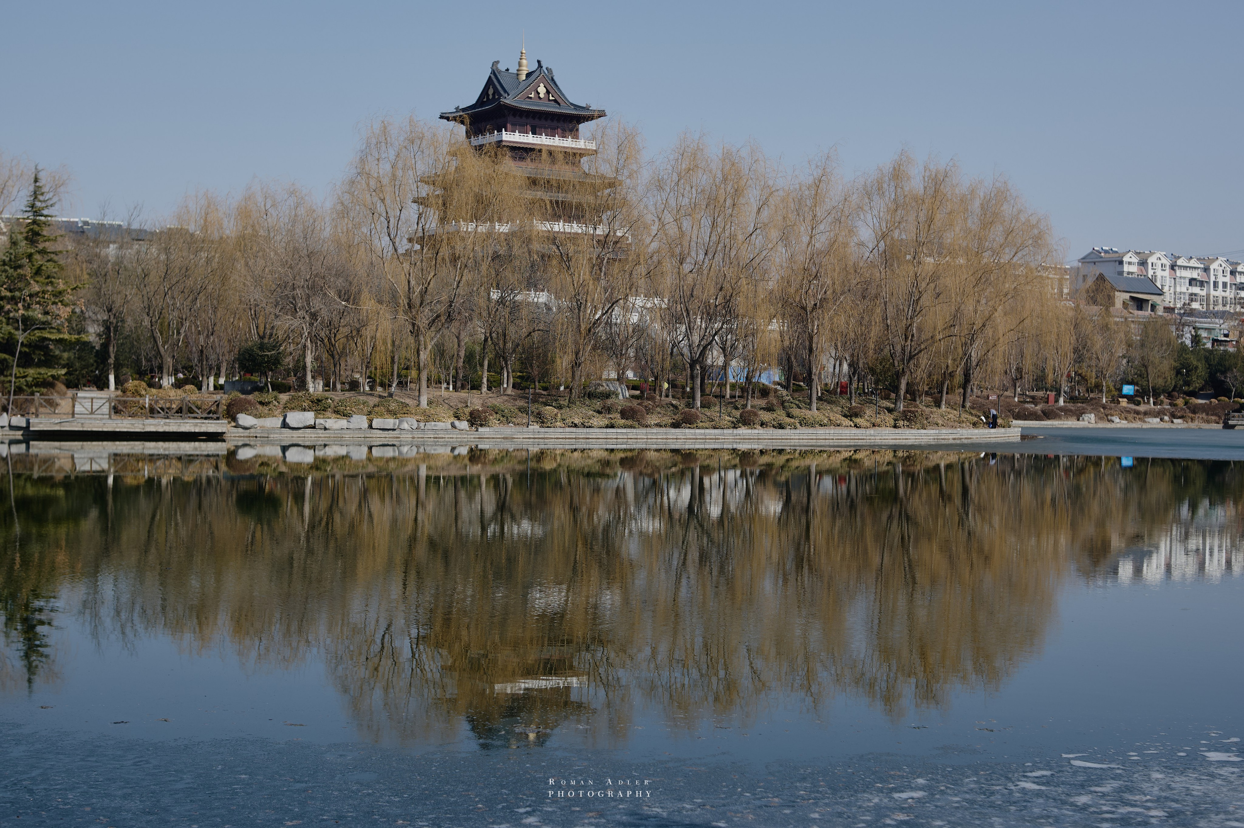 Рассвет на храмовой горе Юнмень. Цинчжоу. Фотограф Роман Адлер