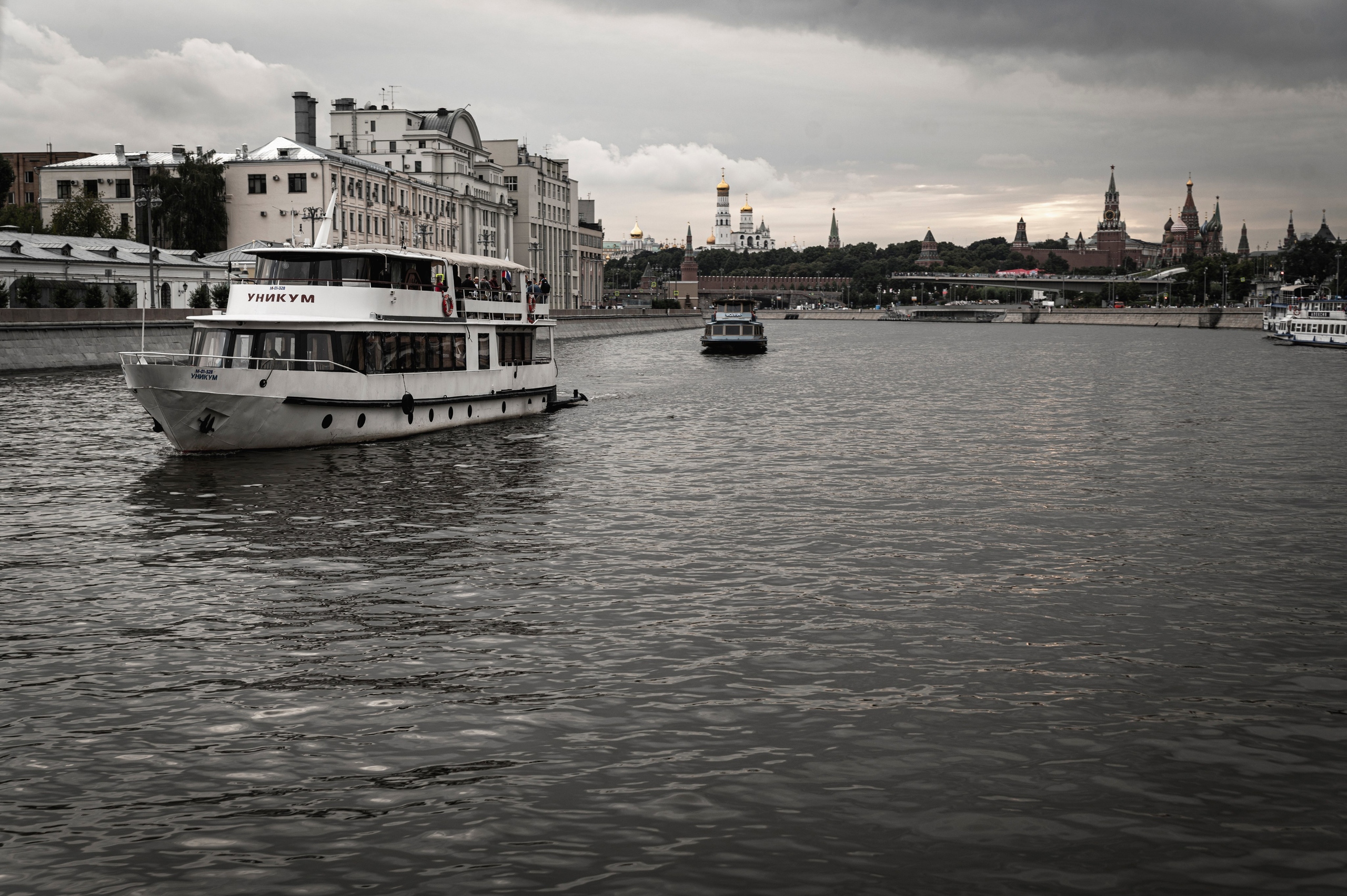 Москва-река. Лето. Яхта. Фотограф Роман Адлер