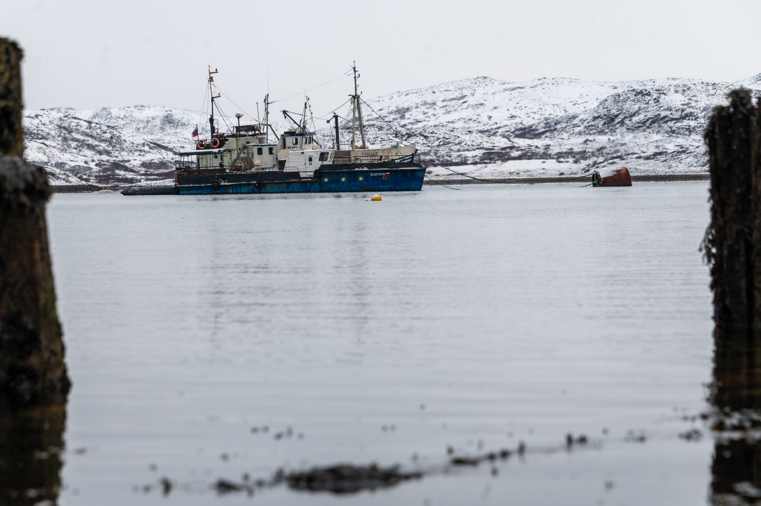 Берег Баренцева моря, Териберка. Путешествие на Териберку. Фотограф Роман Адлер. Корабли в Териберке.  Фотографии причала на берегу Баренцева моря, Териберка. Серия Русский Север 2023 Фото Териберка. 