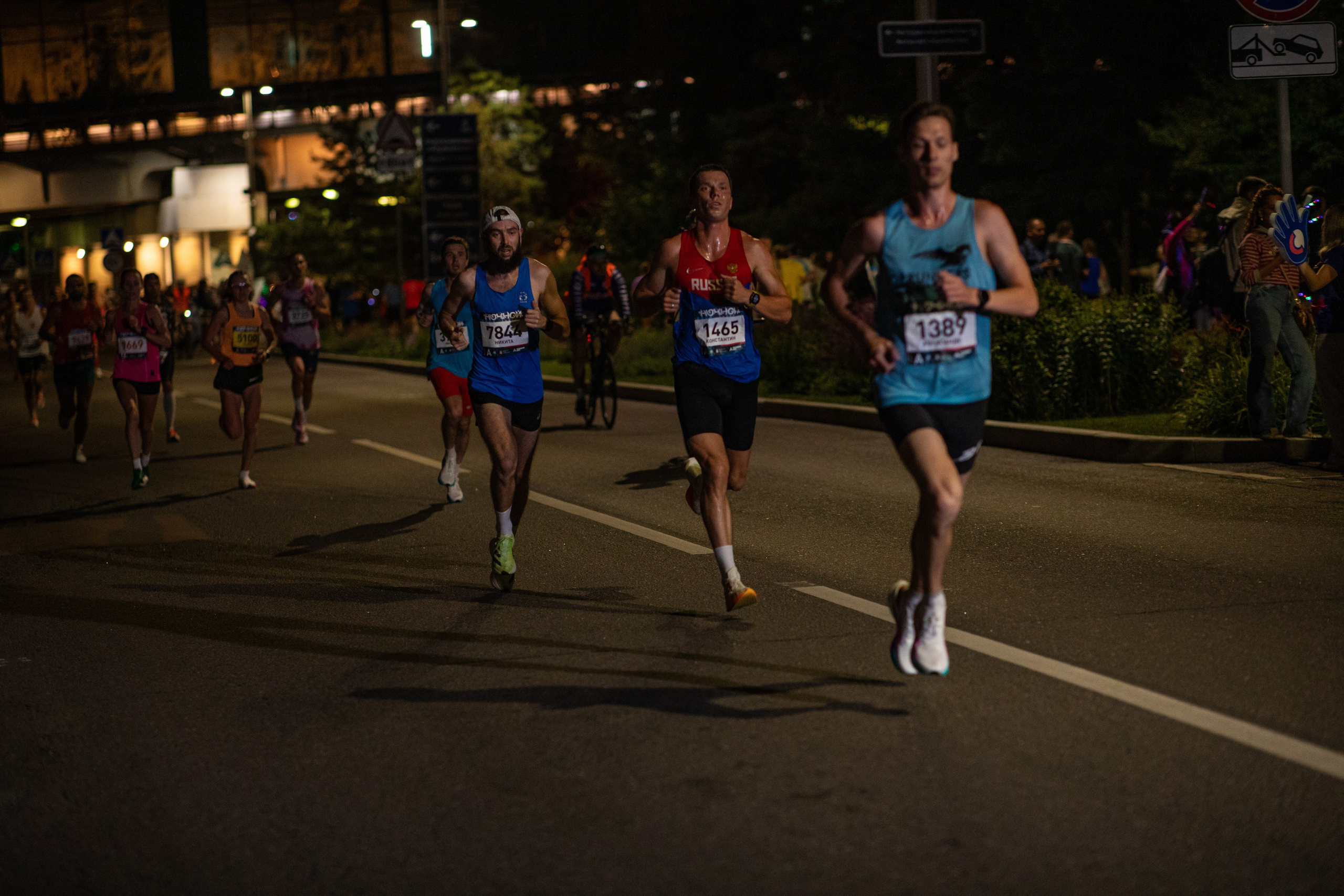 Ночной забег в ленте фотографий бегунов 03.08.24. Фотограф Сергей Ловкий