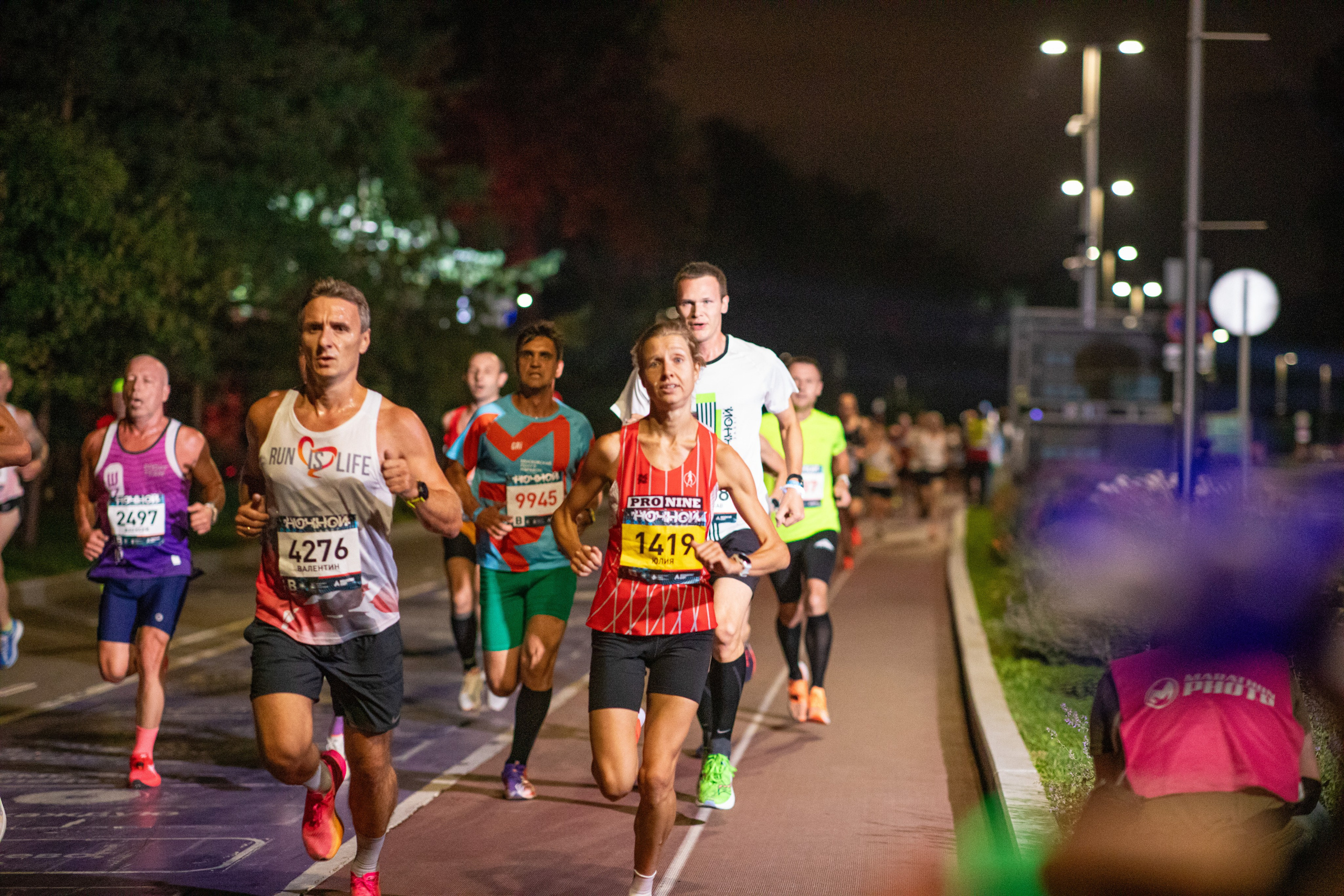Ночной забег в ленте фотографий бегунов 03.08.24. Фотограф Сергей Ловкий