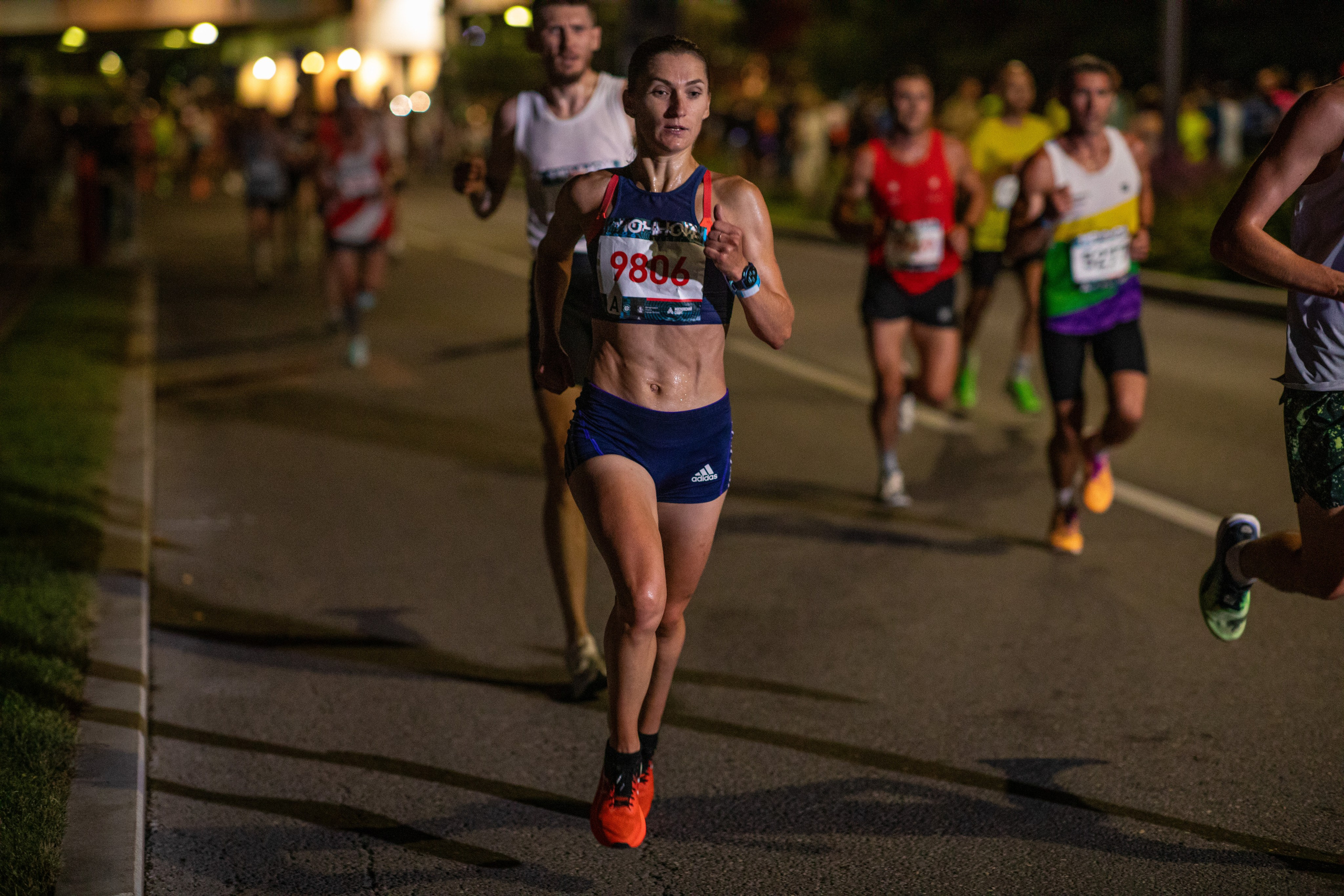 Ночной забег в ленте фотографий бегунов 03.08.24. Фотограф Сергей Ловкий