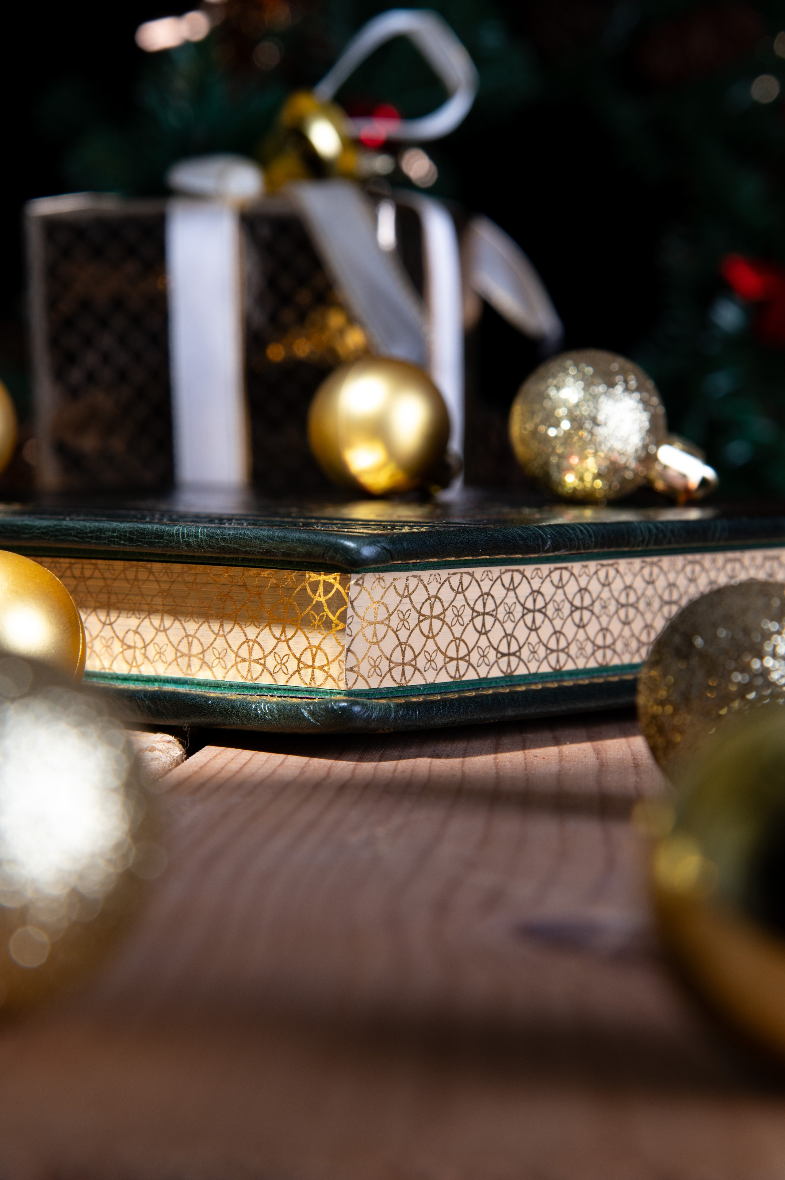 Имиджевая съёмка подарочной книги и новогодних шаров в тёплом студийном свете