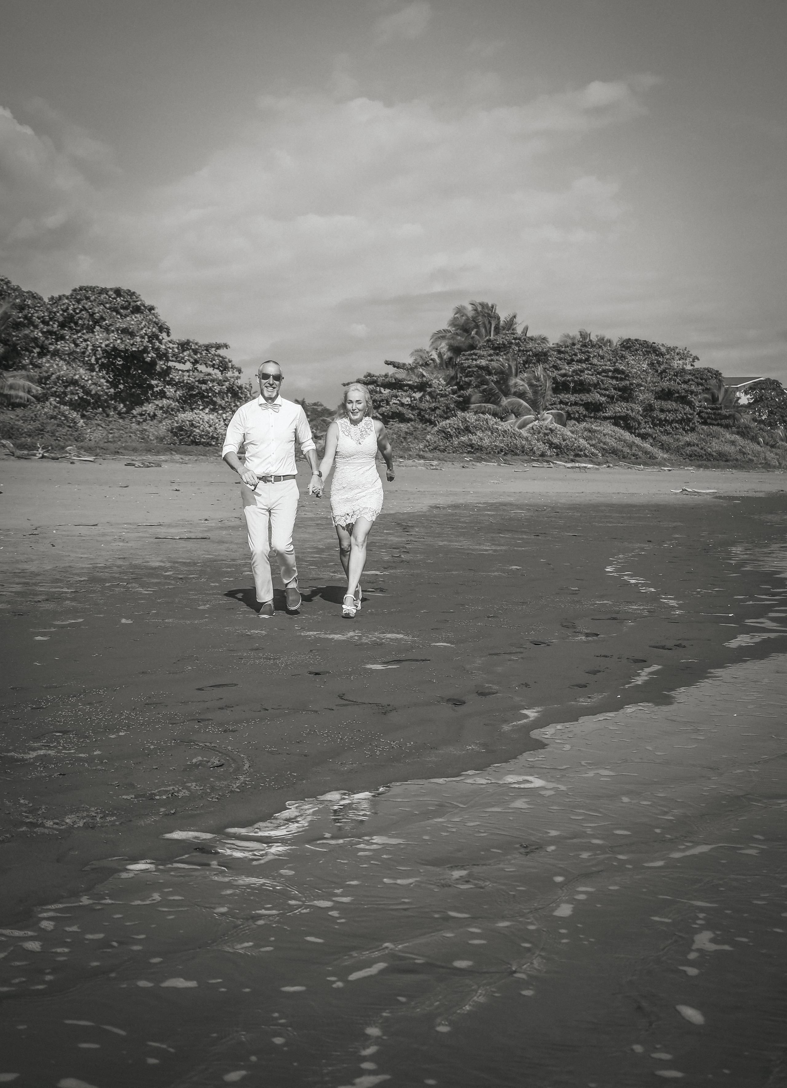 Ocean lovely moments. Family, portrait, content photo in Costa Rica Evgeniya Besprozvannykh