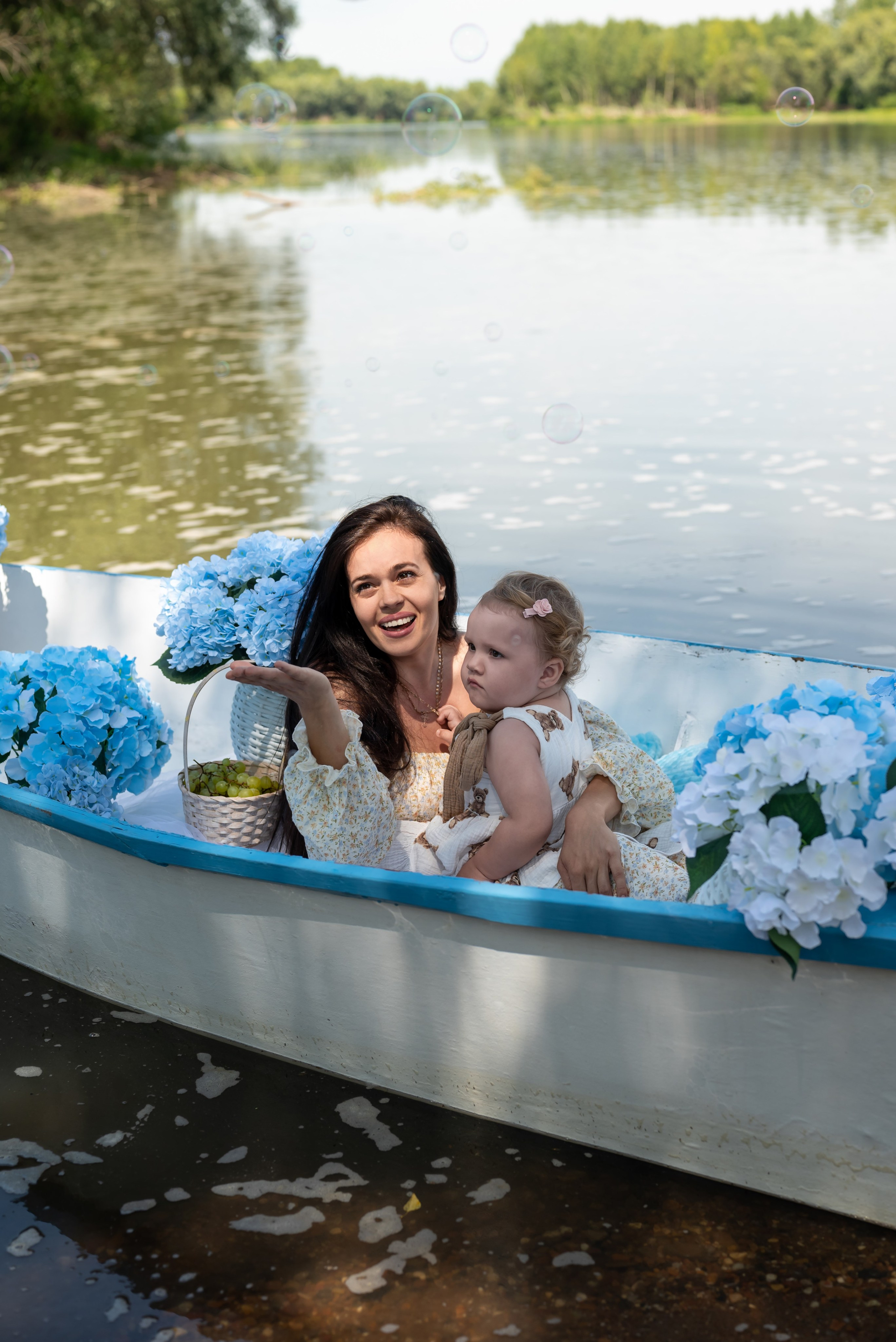 Фотопроект на лодке с голубыми гортензиями. Фотограф в городе Салават