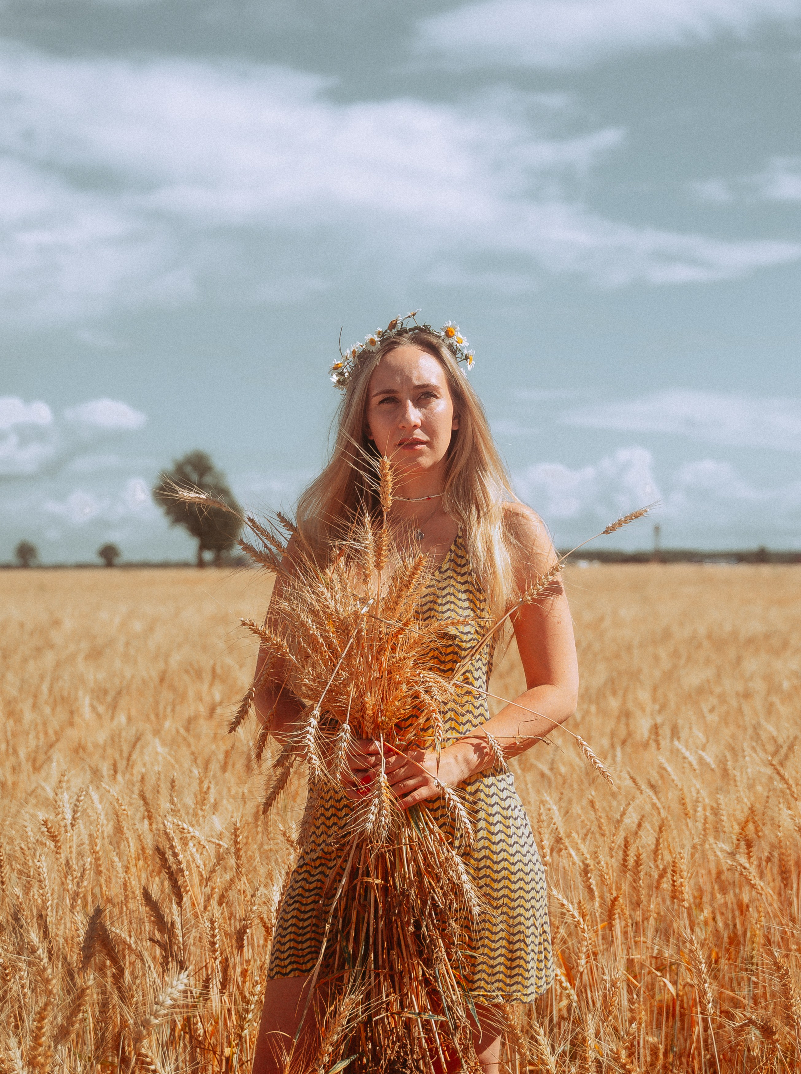 Юля и Лера в поле. Ищем потаённое. Портретный и предметный фотограф в Санкт-Петербурге