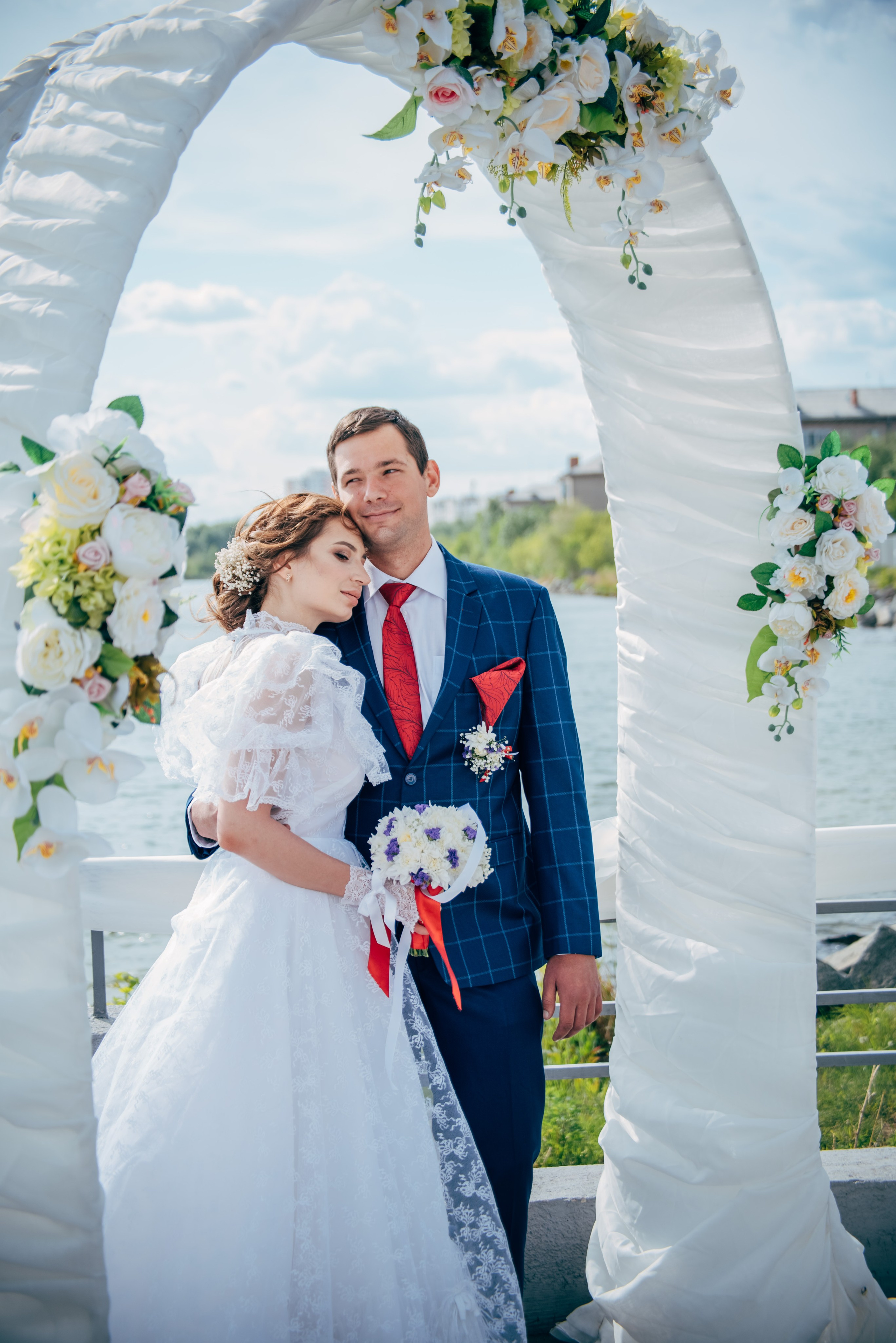 Выездная регистрация молодые в арке