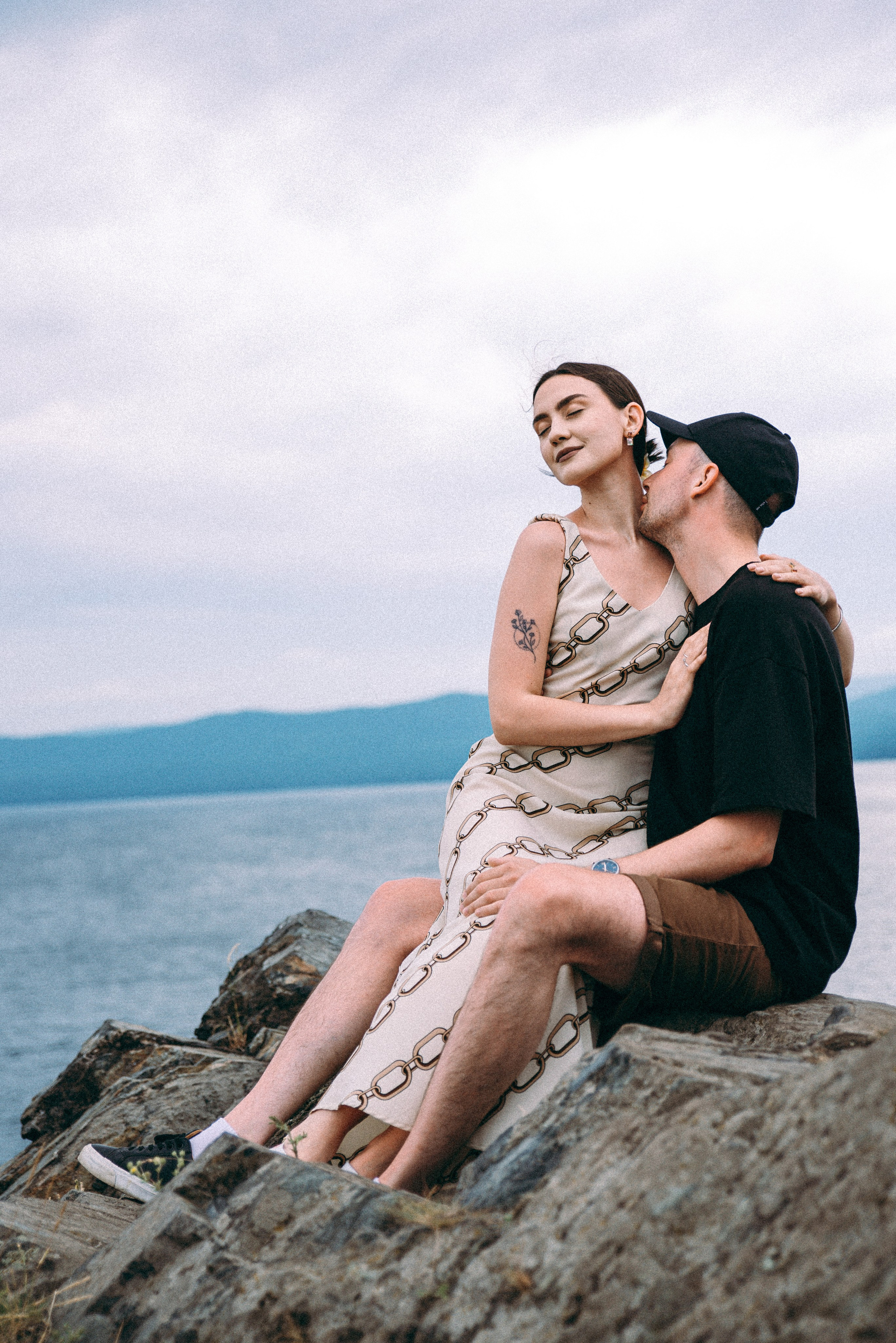 лавстори пары на природе камни и озеро