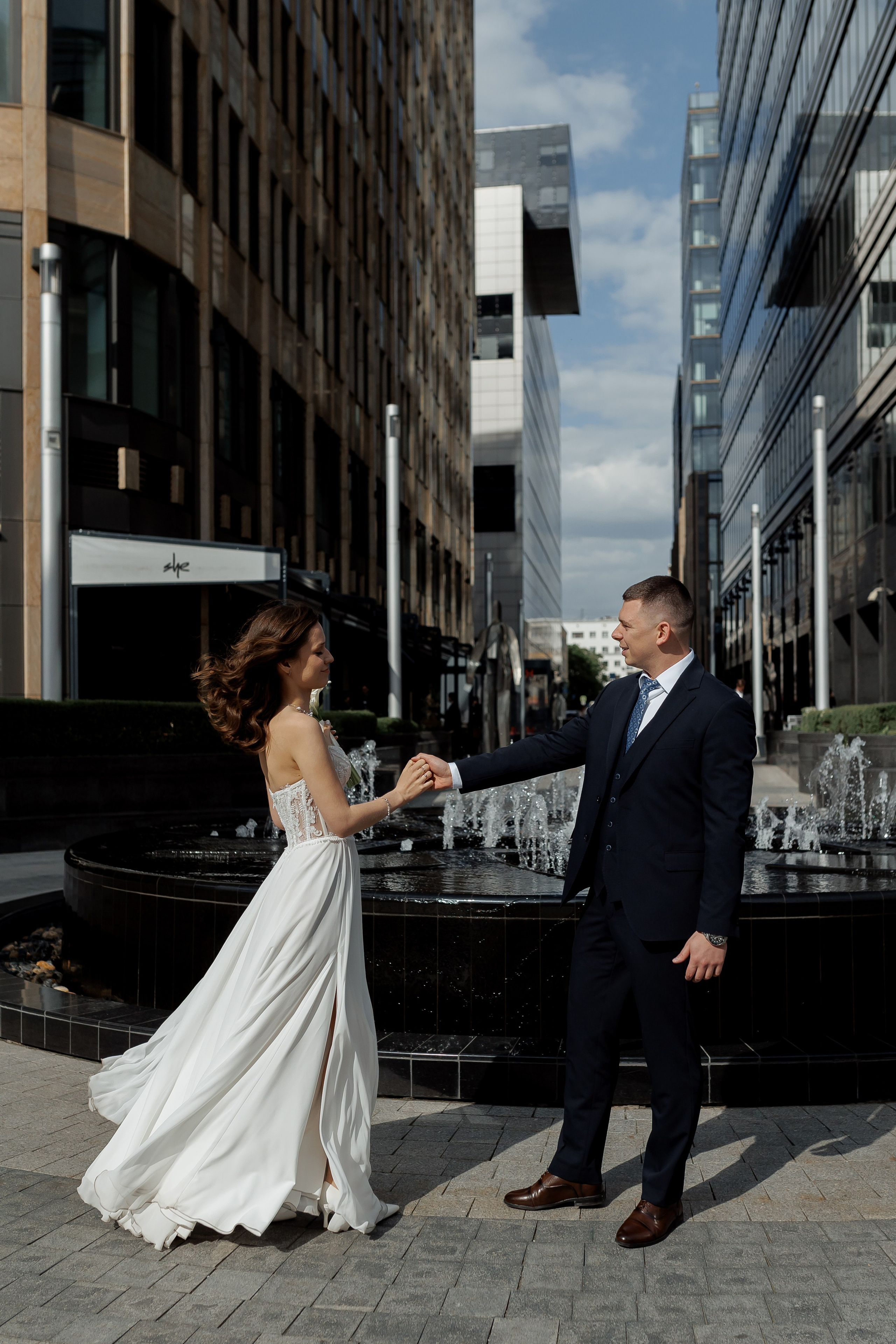 Свадебная прогулка по городу. Свадебный фотограф в Москве Дарья Олендарёва