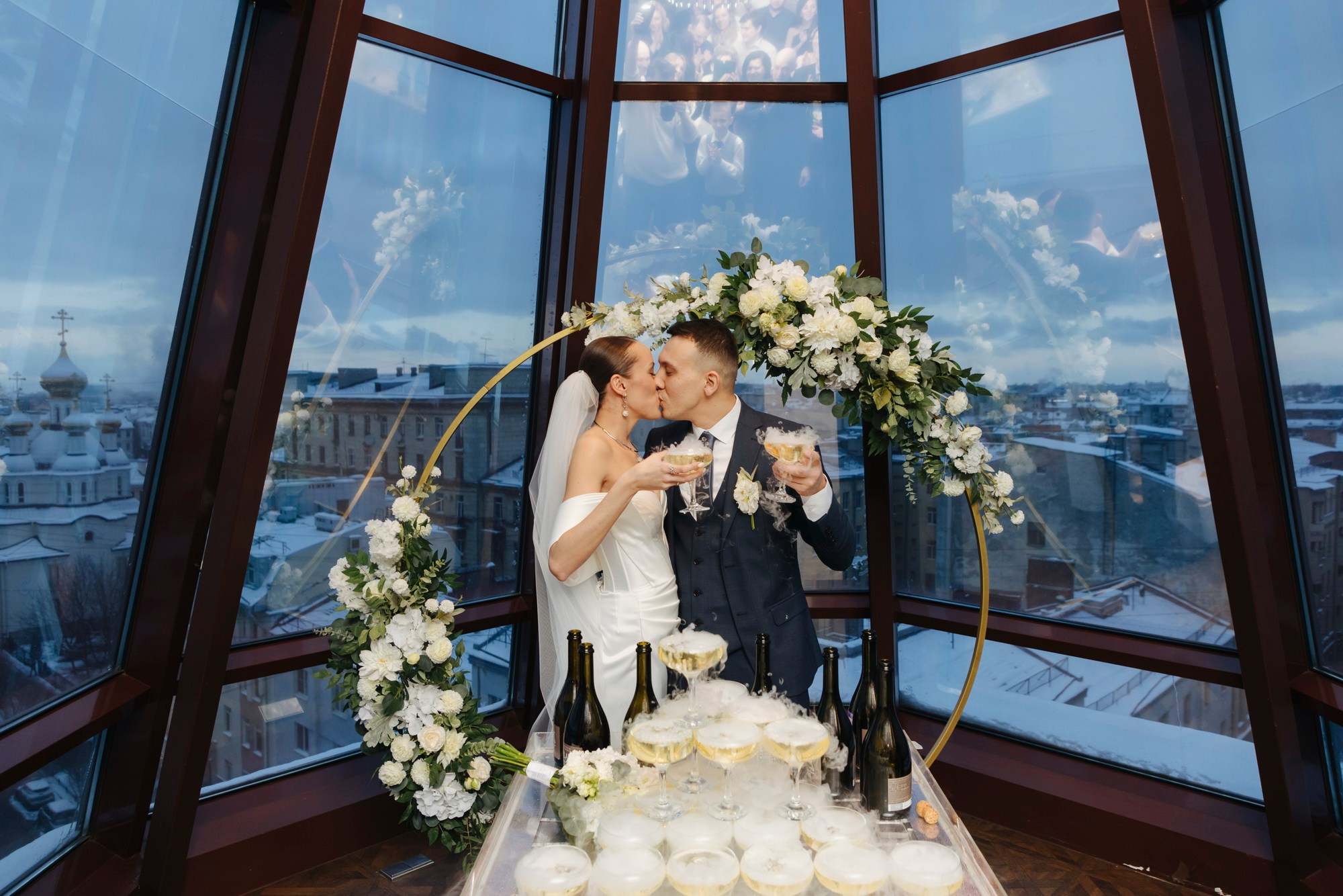 где купить свадебный букет, какой подарок подарить на свадьбу, свадебное платье где купить спб, свадебный салон, актуальные свадебные платья 2025, костюм для жениха, какой ресторан выбрать спб, отель для свадьбы