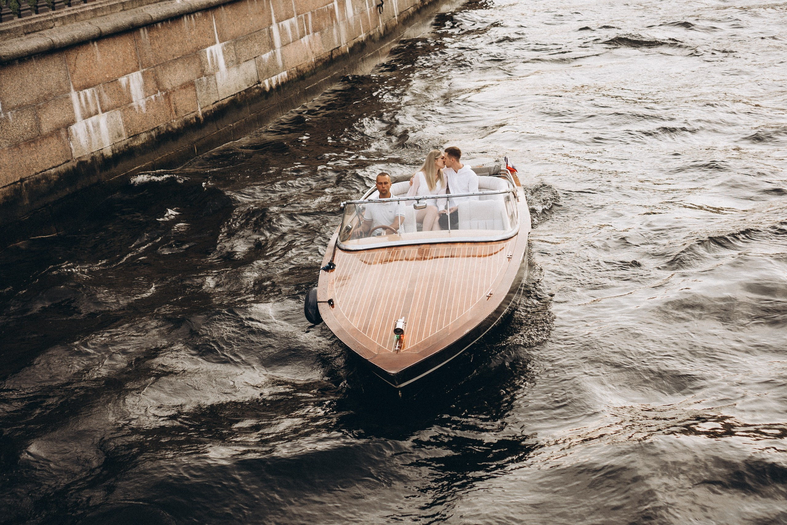 СВАДЕНБНАЯ СЬЕМКА НА КАТЕРЕ ПО КАНАЛАМ САНКТ-ПЕТЕРБУРГА И В АКВАТОРИИ НЕВЫ. Профессиональный фотограф, Санкт-Петербург — Виктория Богомолова