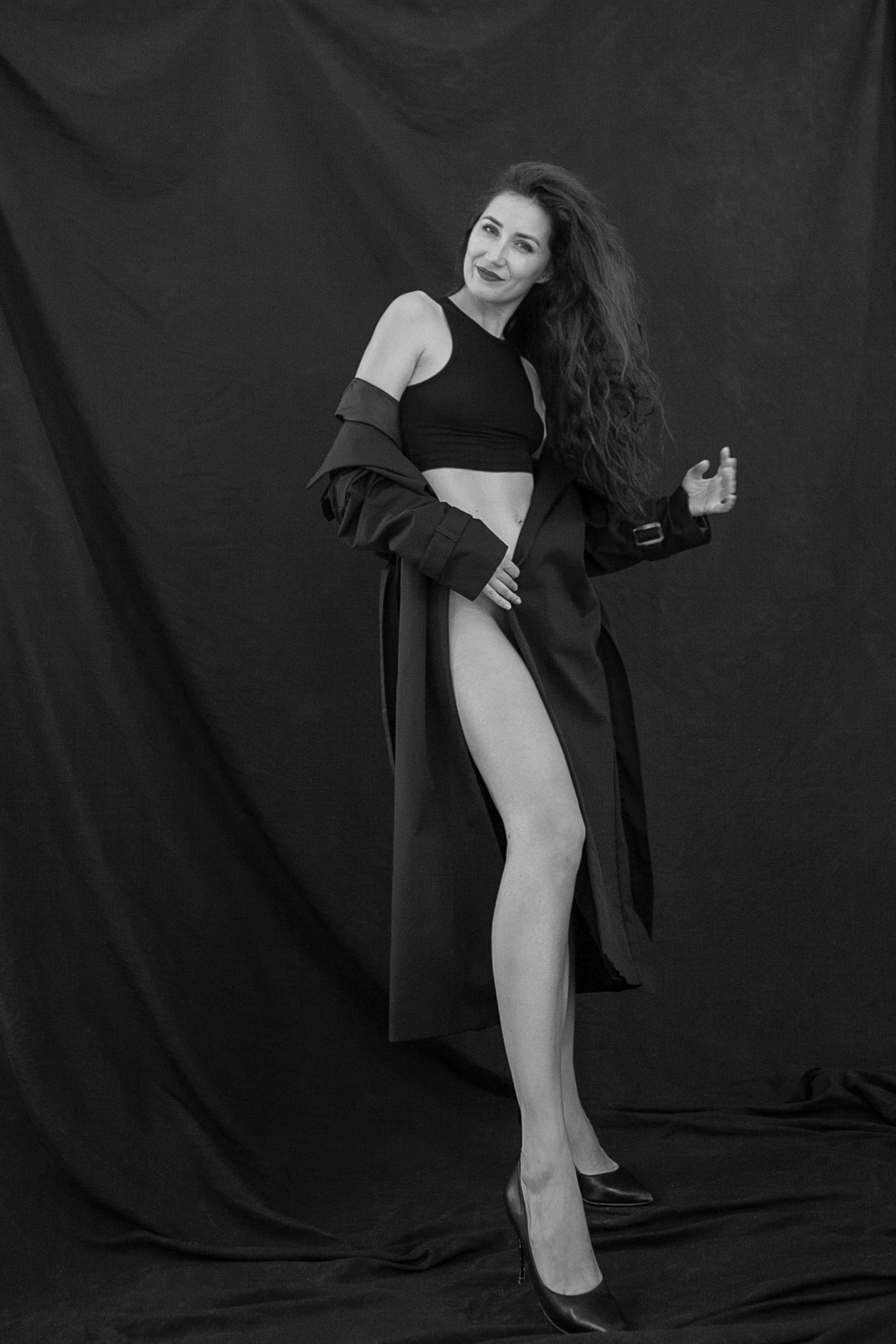 Девушка с длинными ногами на черно-белой фотографии