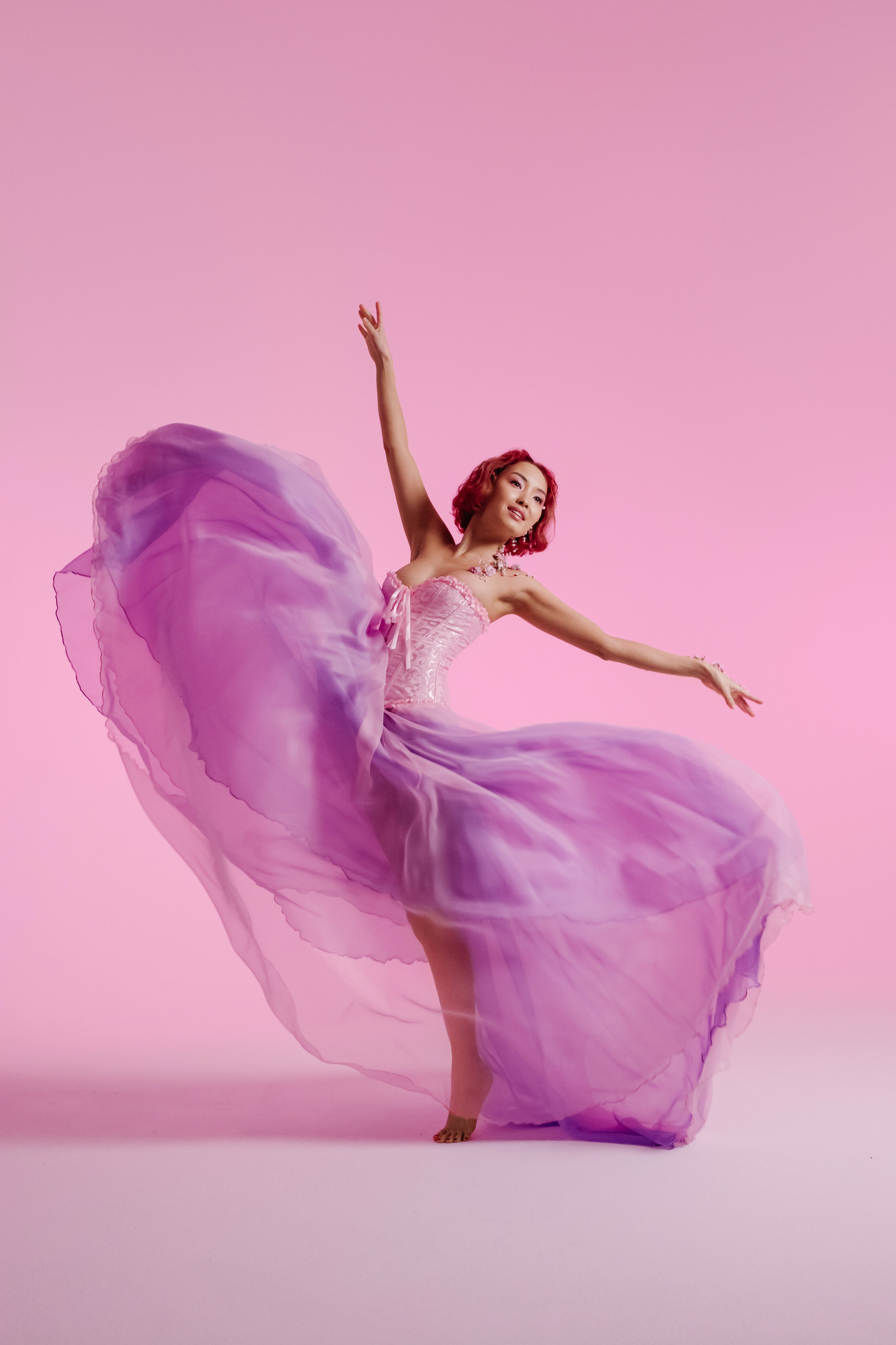 Грациозная азиатская танцовщица, чье тело украшено цветами, изящно олицетворяет пробуждение весны.