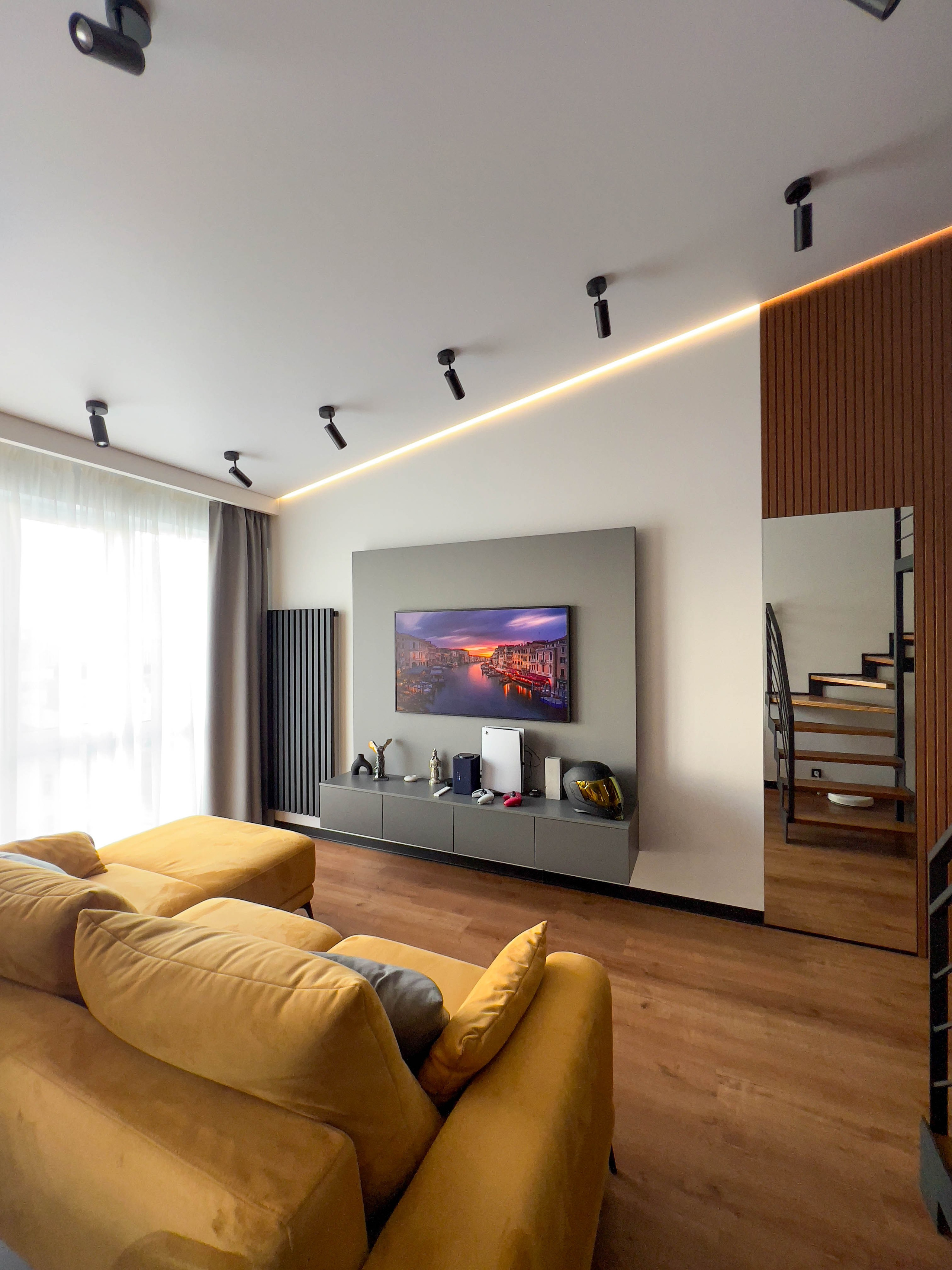 The apartment is on two levels. Fotograf Dmitrii Donets